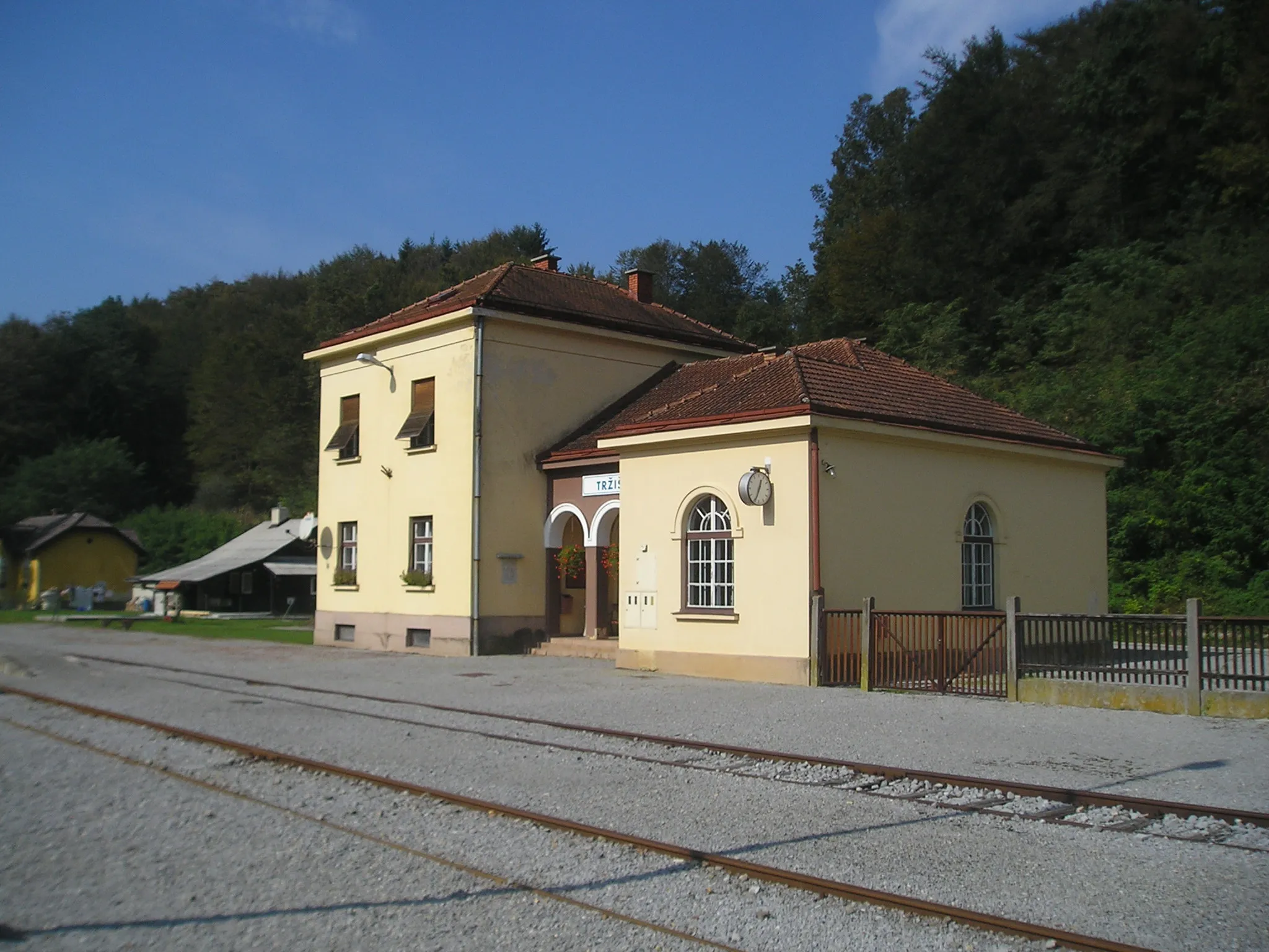 Photo showing: Western side of the train station in Tržišče, Slovenia