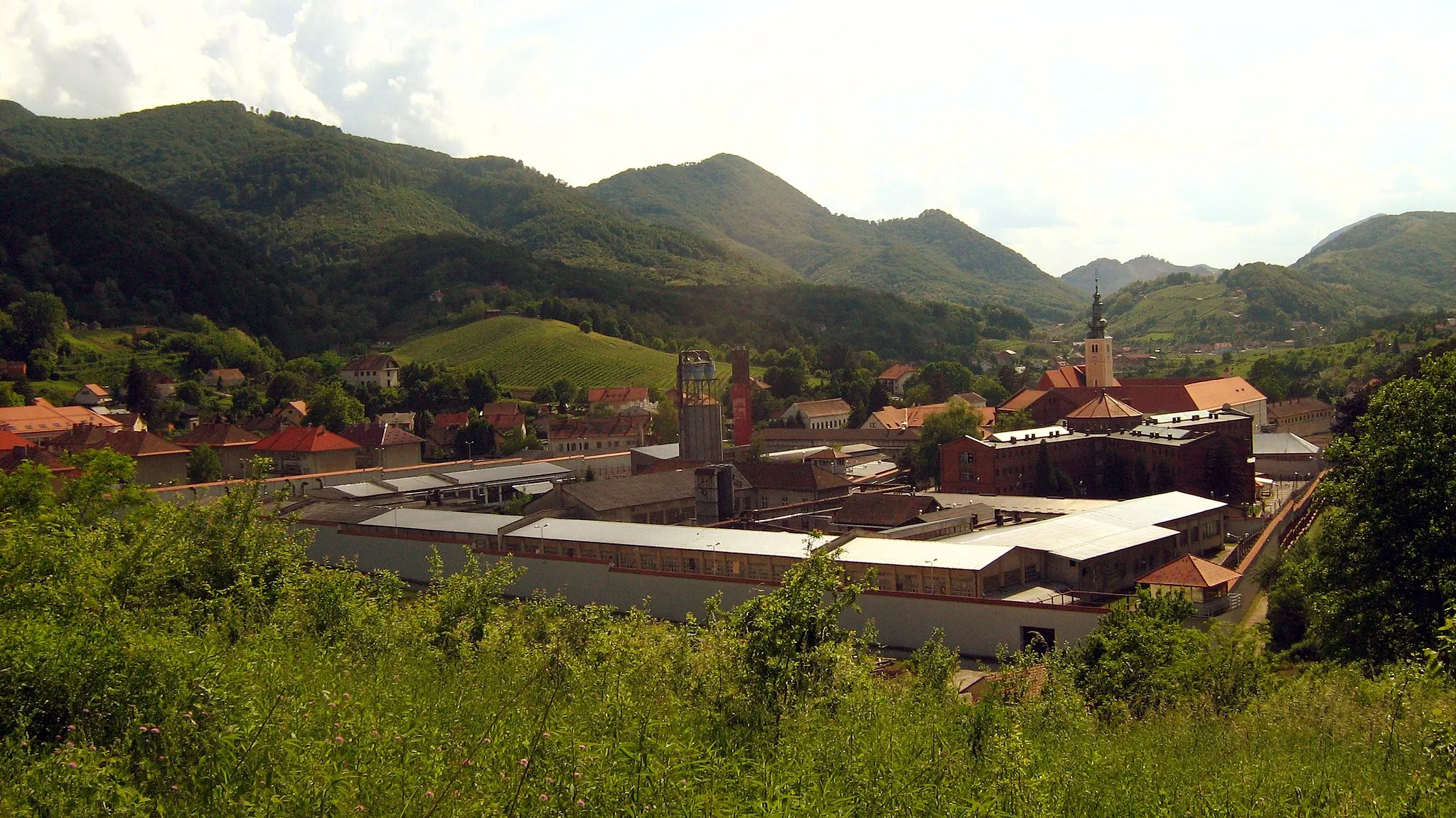 Photo showing: Croatian state penitentiary situated in town Lepoglava in northern Croatia. The Church of the Immaculate Conception of the Blessed Virgin Mary is seen in the background.