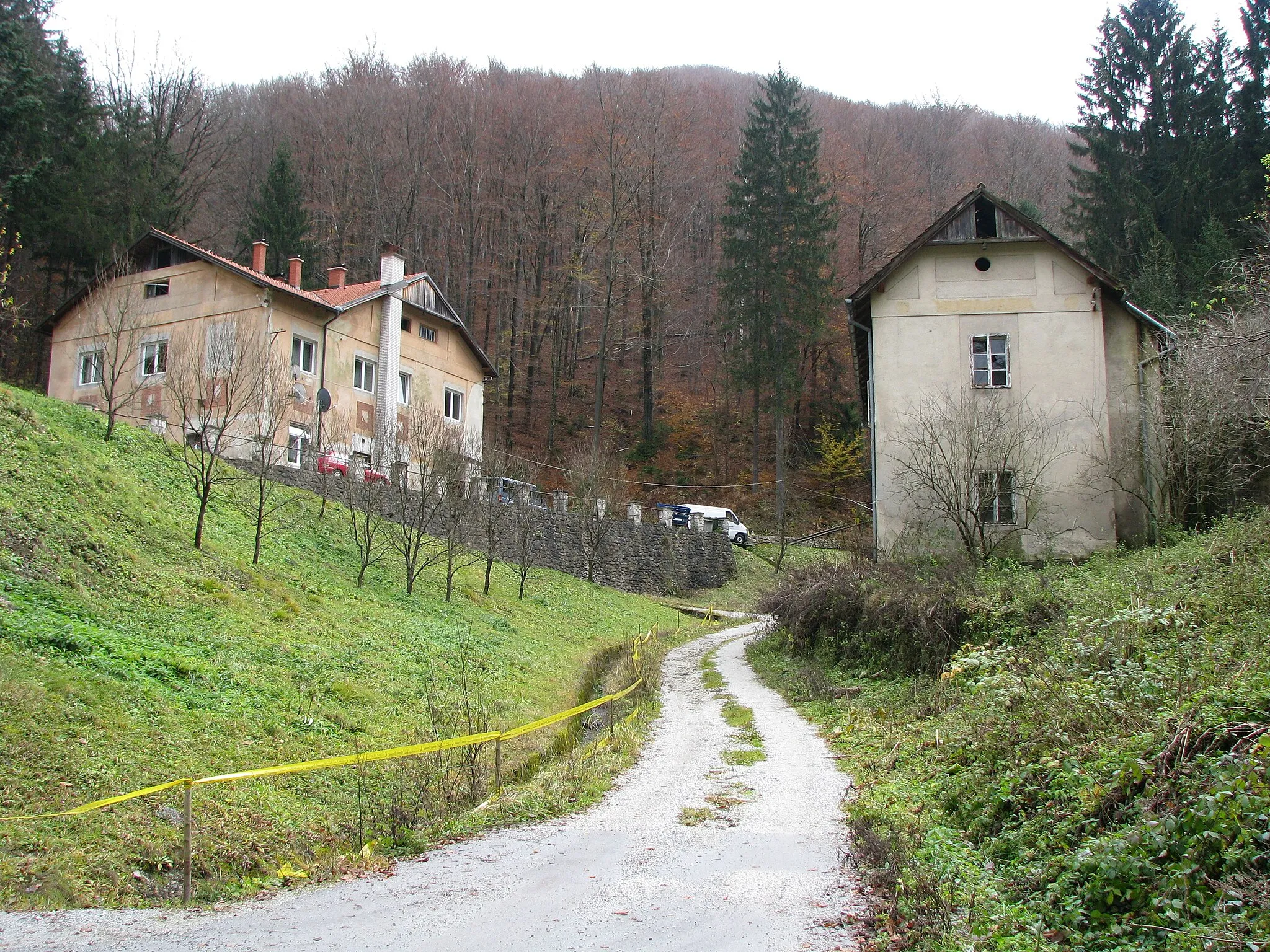 Photo showing: Huda Jama, buildings near defunct mine