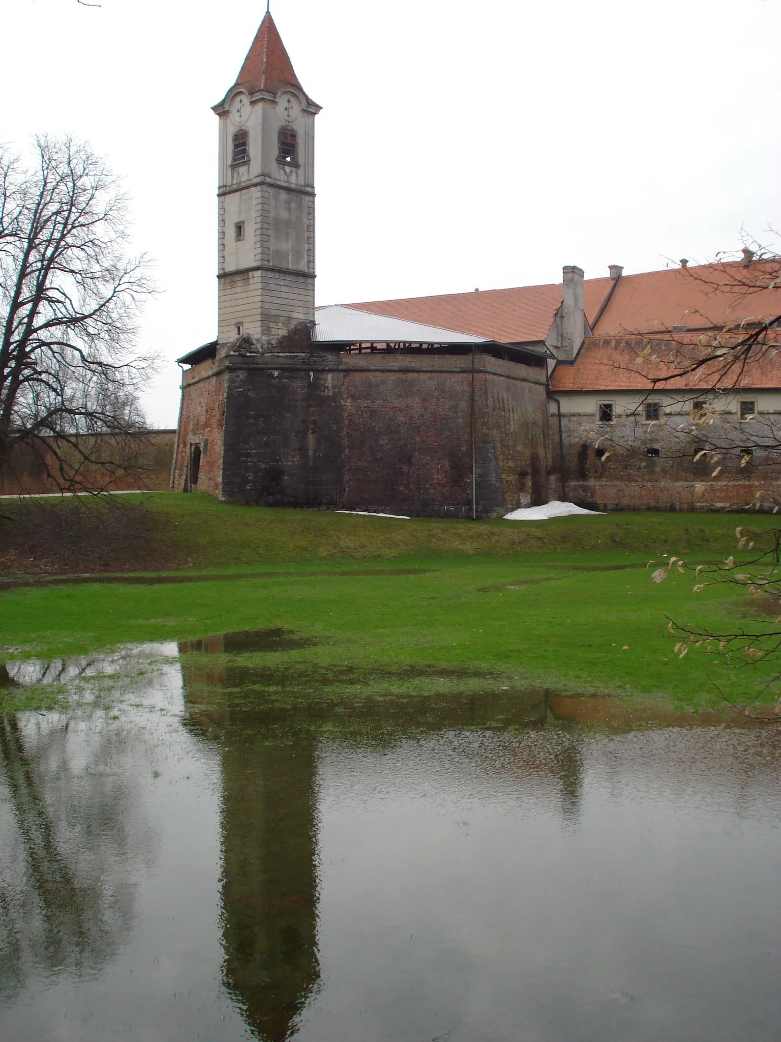 Photo showing: Zrinski Castle in Čakovec - shallow lake in early springtime