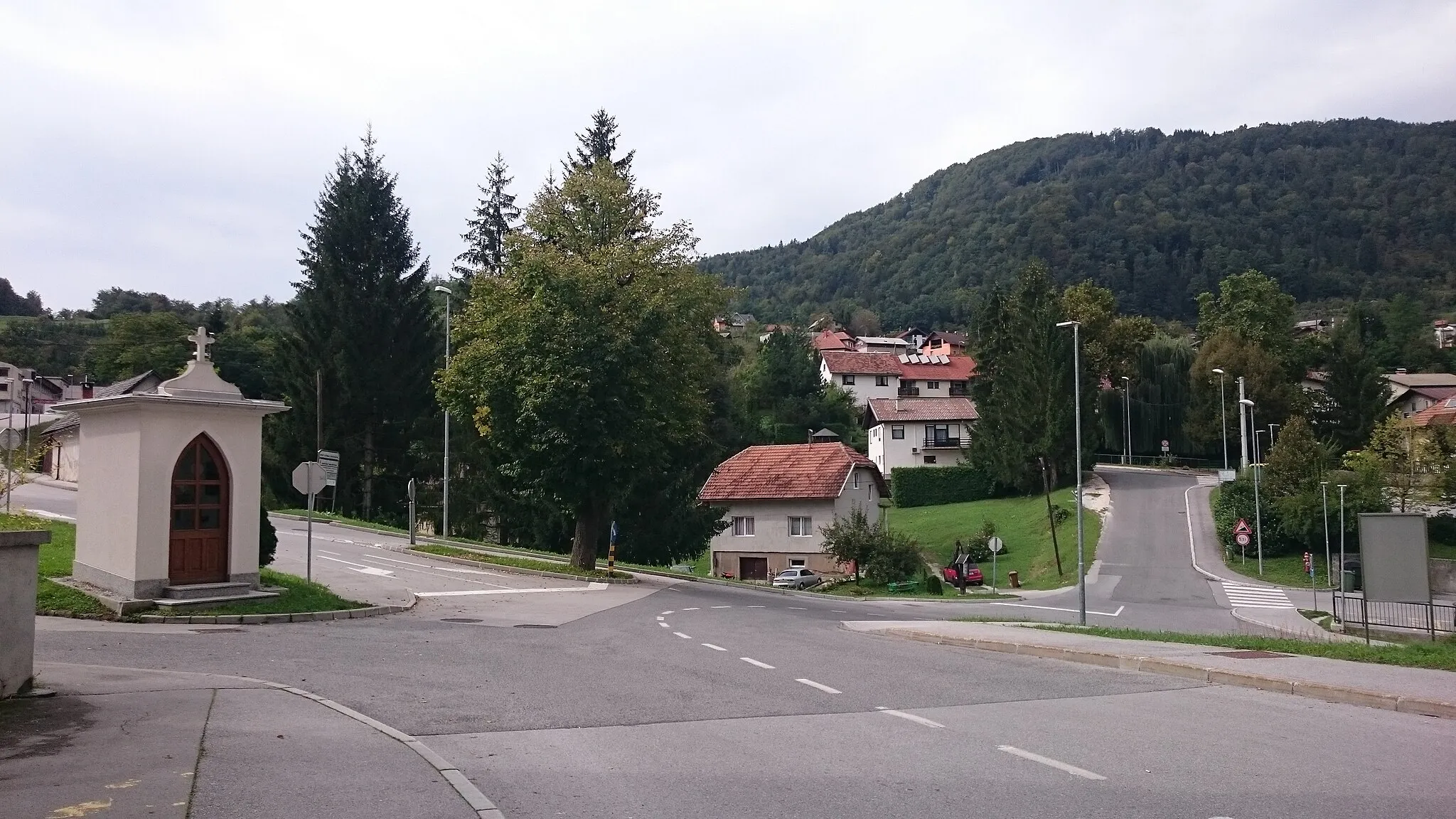 Photo showing: View of a street in Hrastnik with a small chapel