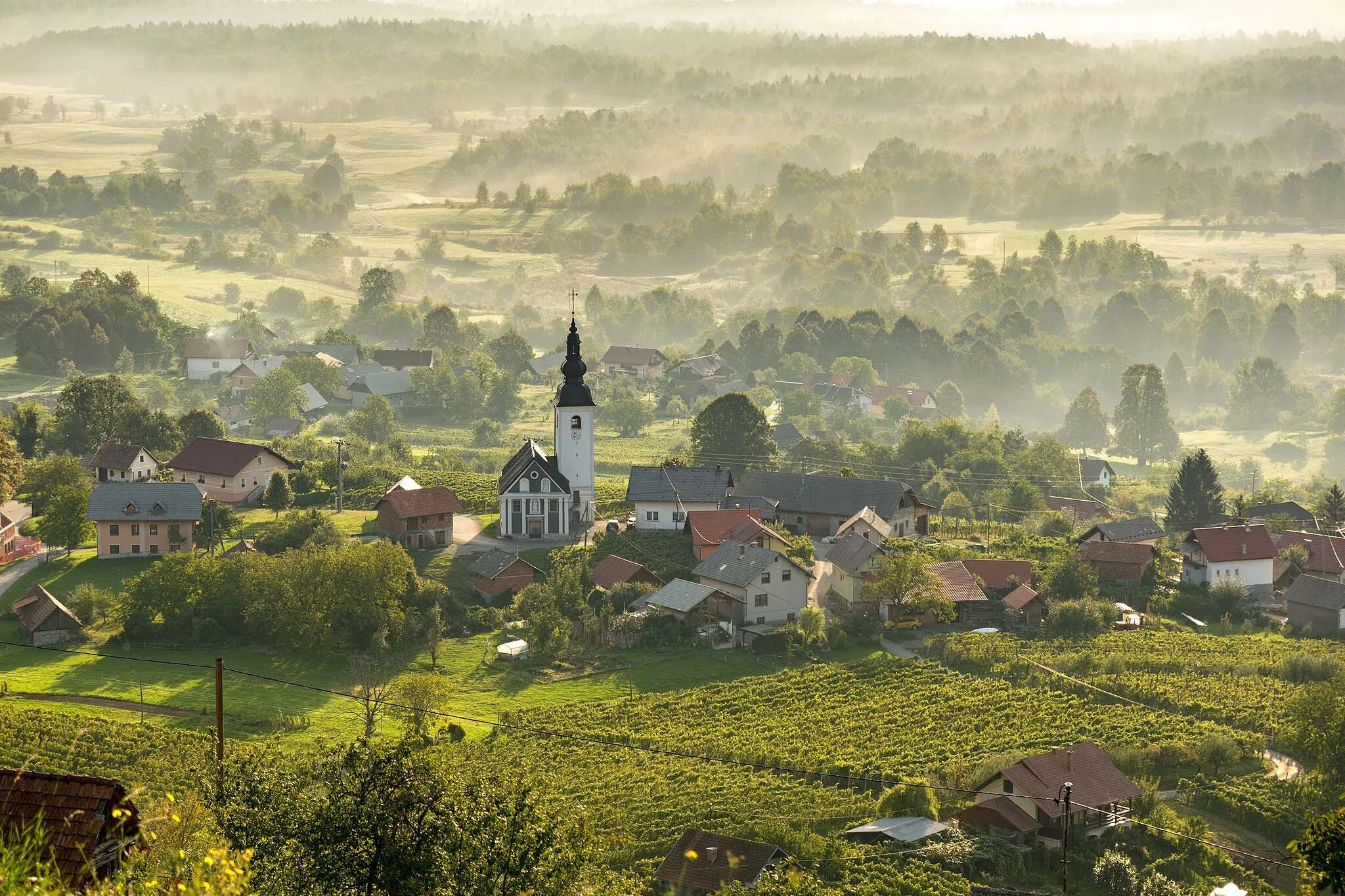 Photo showing: Hamlet of Spodnje Gorenjce with its St. Joseph's Church.