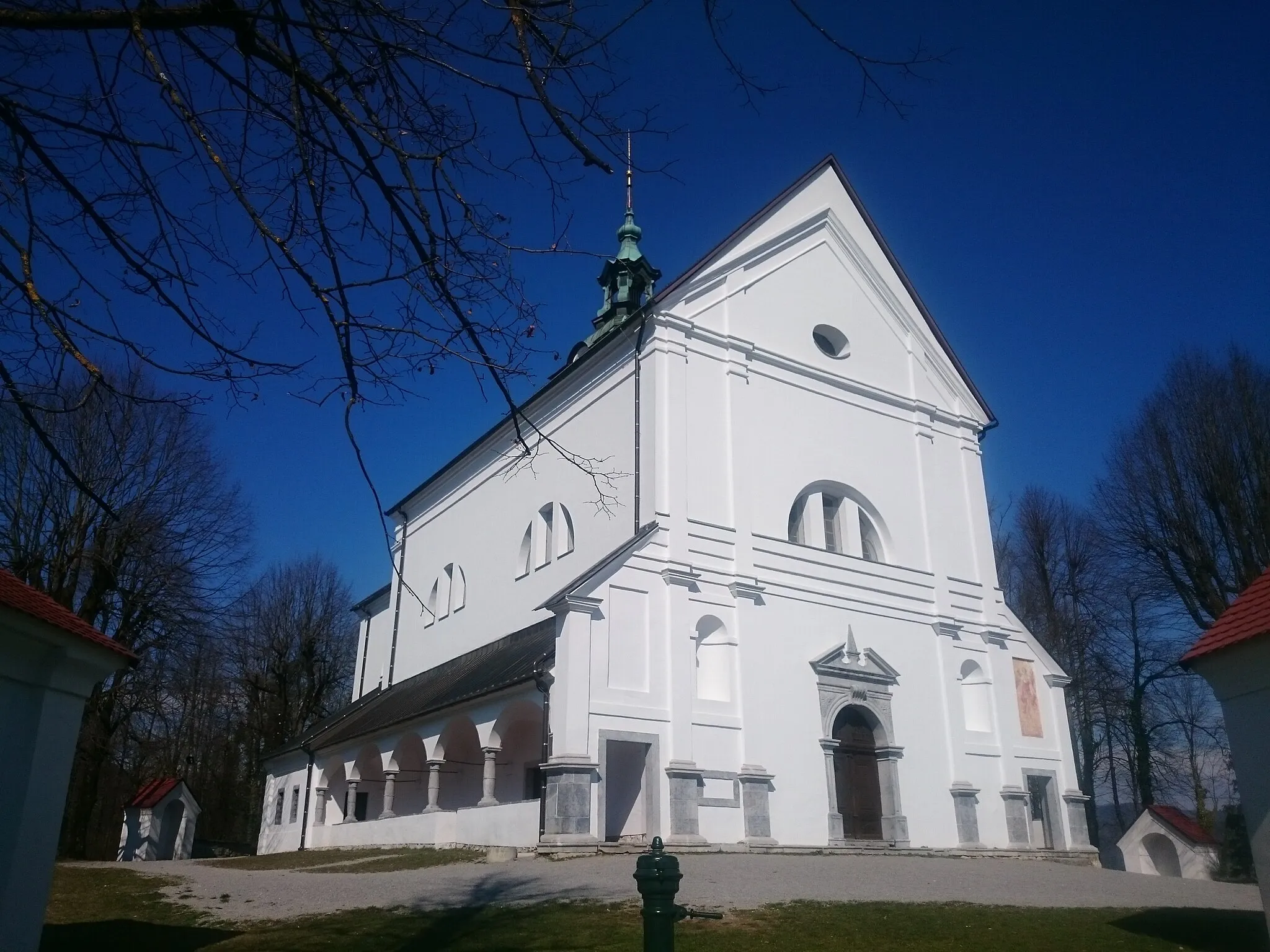 Photo showing: Holy Trinity pilgrimage church, situated above Vrhnika's historical centre.