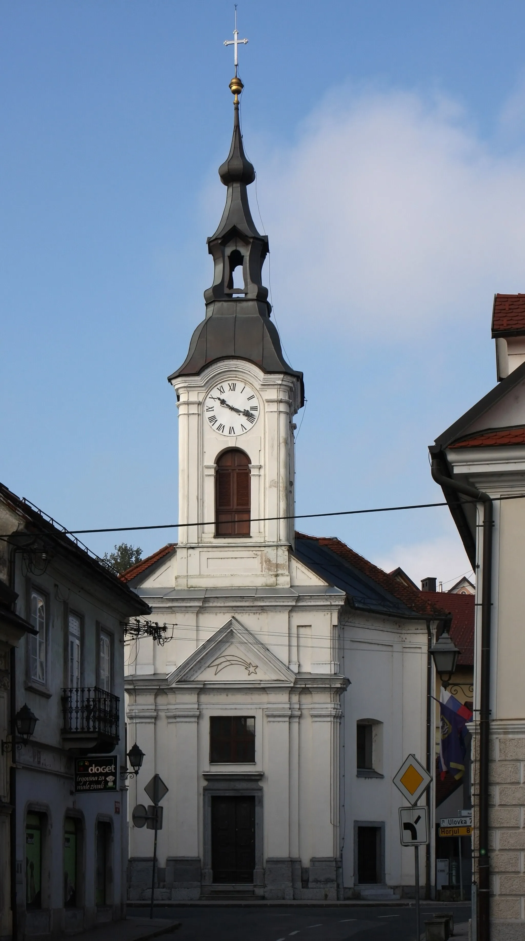 Photo showing: Front facade of St. Leonard Church, Vrhnika, Slovenia.