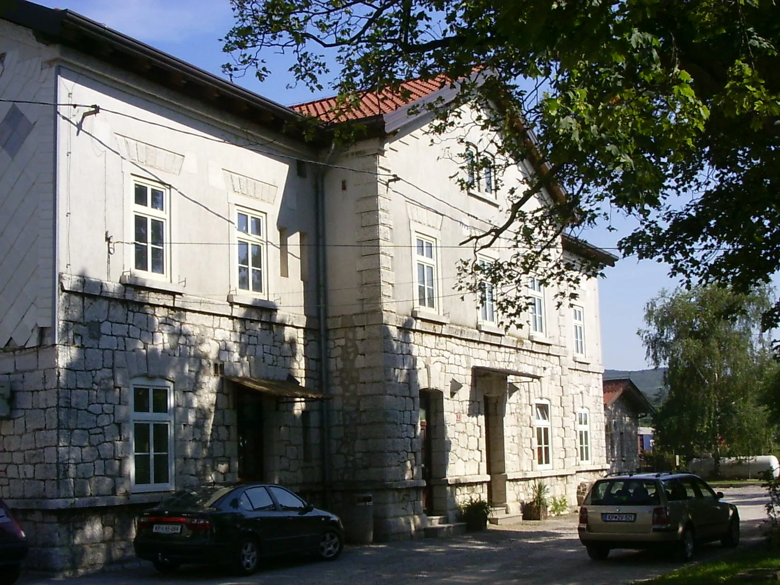 Photo showing: Hrpelje-Kozina train station, street side