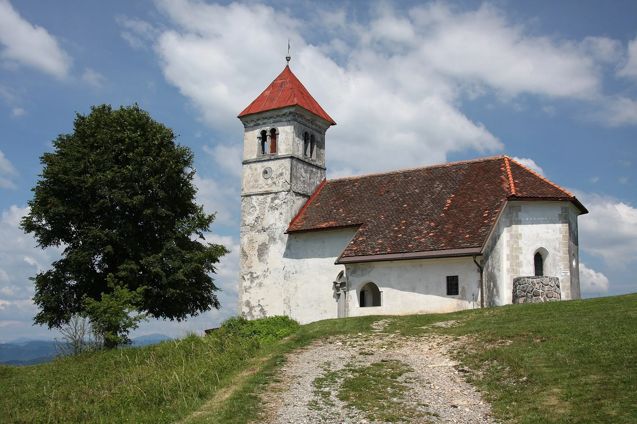 Photo showing: St. Ana, church and hill above Podpeč (Municipality of Brezovica), Slovenia. Administratively, it belongs to the village of Jezero.