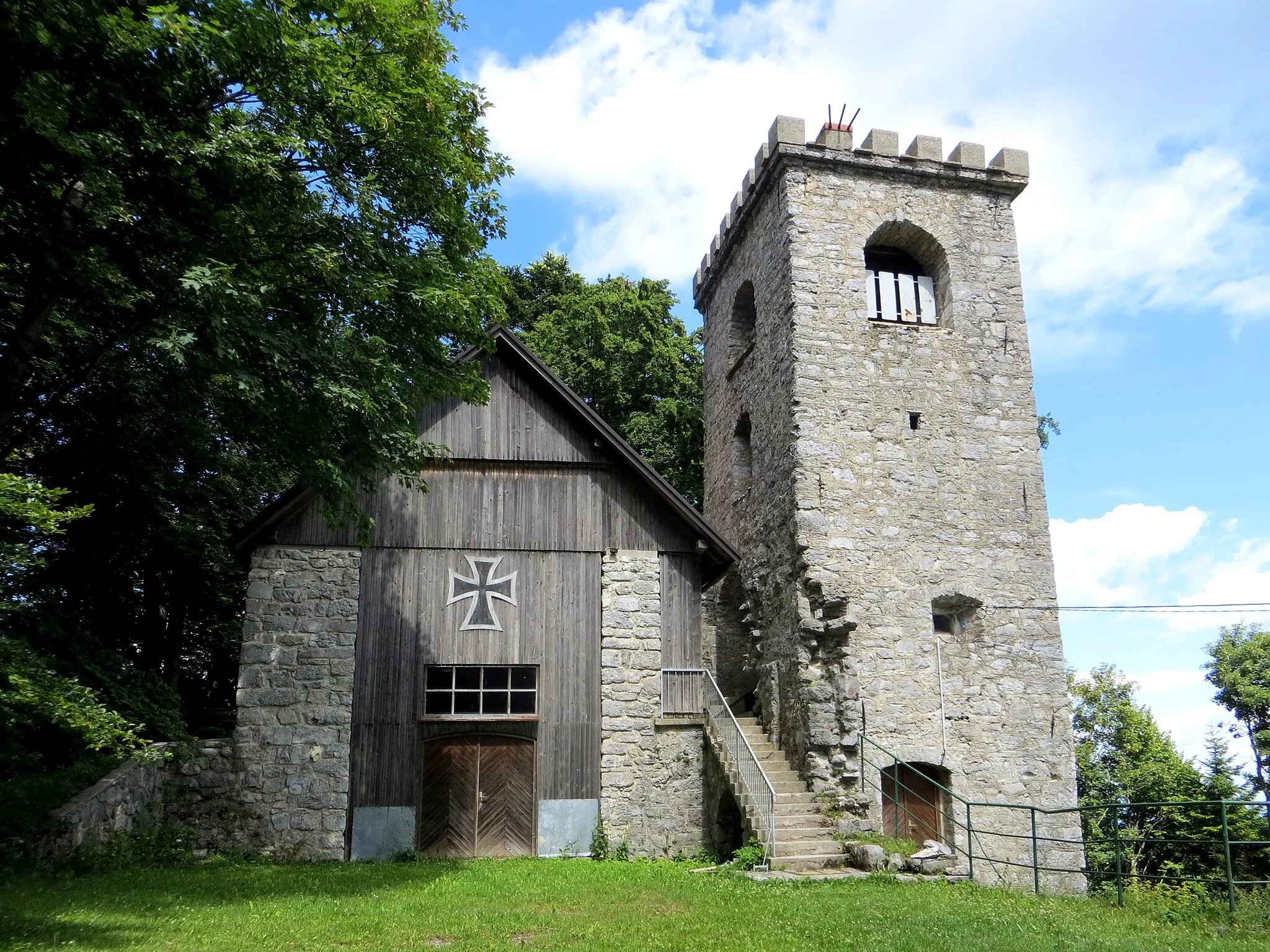 Photo showing: Ruins of Saint Francis Xavier Church on Mount Mirna (Mirna gora) in Planina, Municipality of Semič, Slovenia