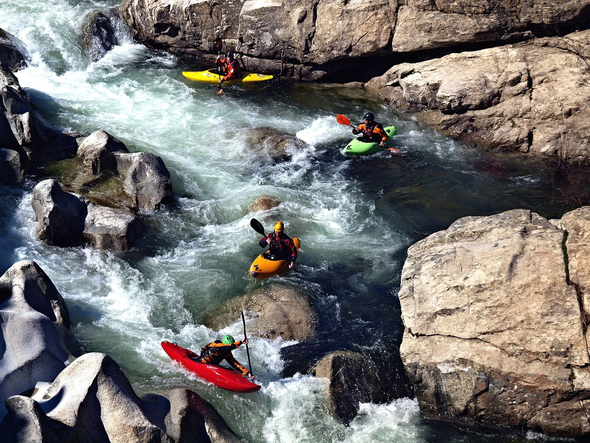 Photo showing: Albertacce, Niolu (Corse) - Kayakistes en amont du Ponte Altu, pont génois sur le Golo