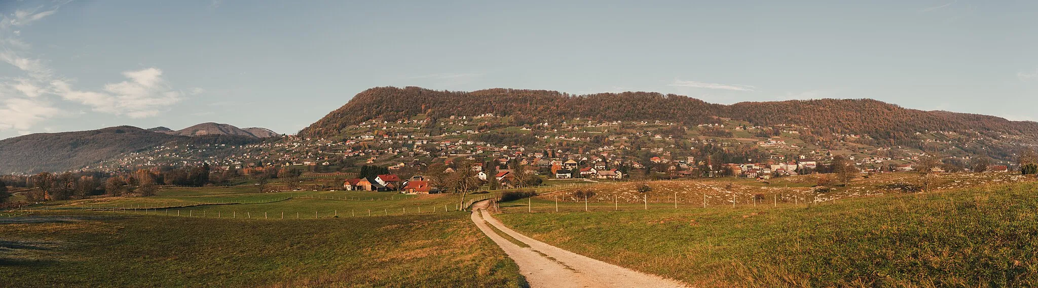 Photo showing: From the left is the hamlet of Spodnje Gorenjce with the church of Sait Joseph, in the middle hamlet Trata, middle right is Semič and on the right is hamlet Mladica.