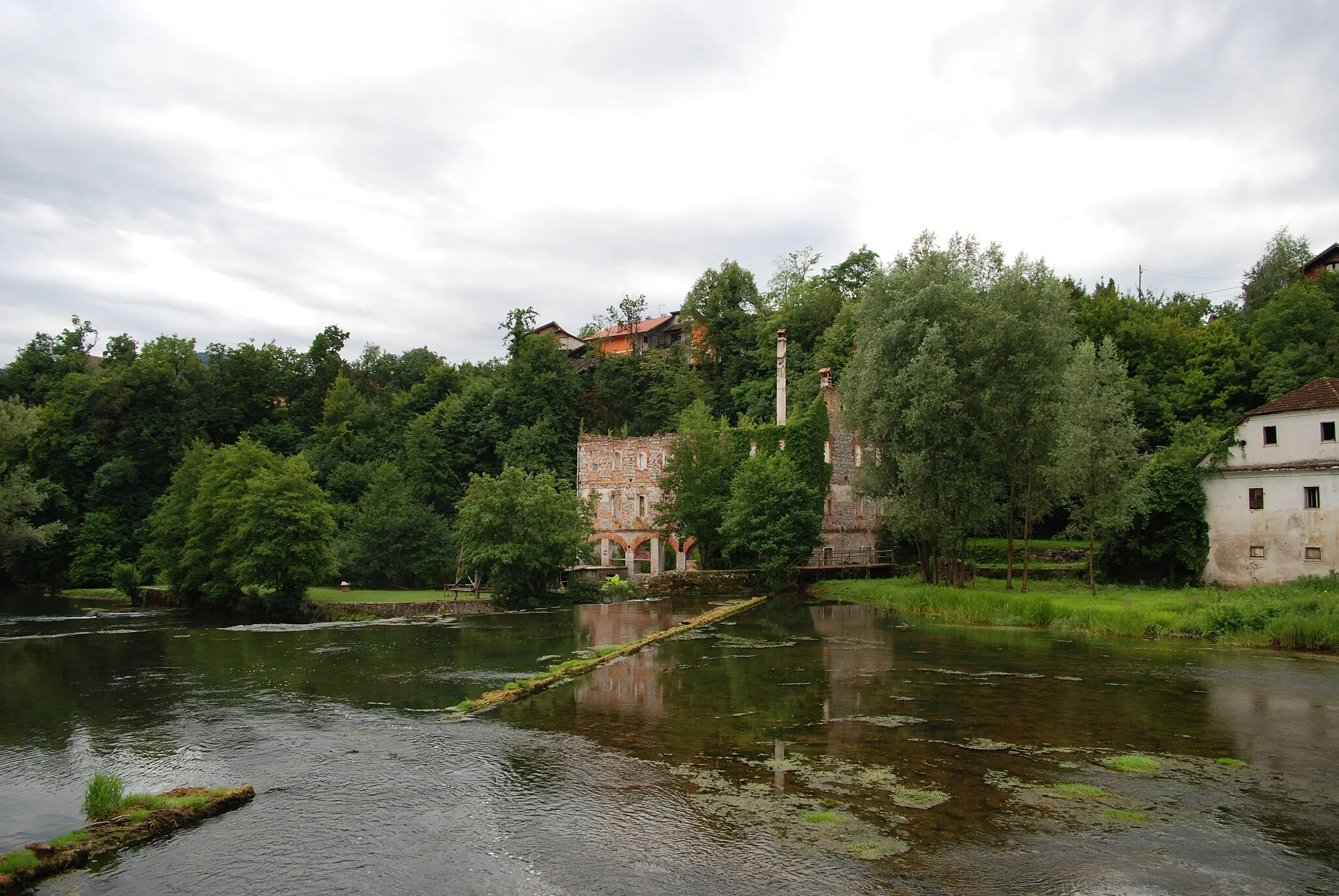 Photo showing: The Krka River in Dvor, Municipality of Žužemberk, Slovenia.