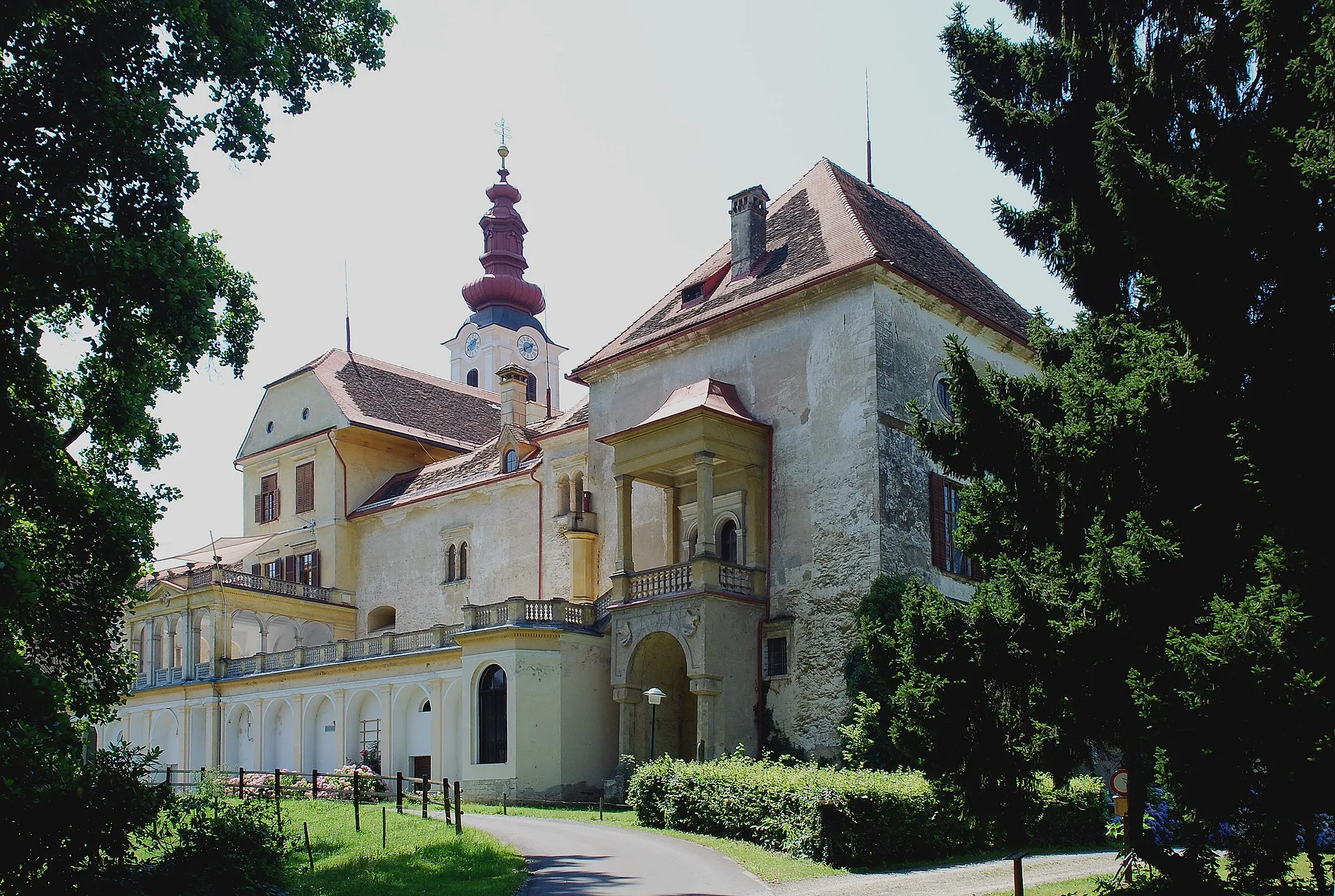 Photo showing: Hollenegg, Steiermark, Österreich: Schloss Hollenegg, Ostseite

This media shows the protected monument with the number 3948 in Austria. (Commons, de, Wikidata)