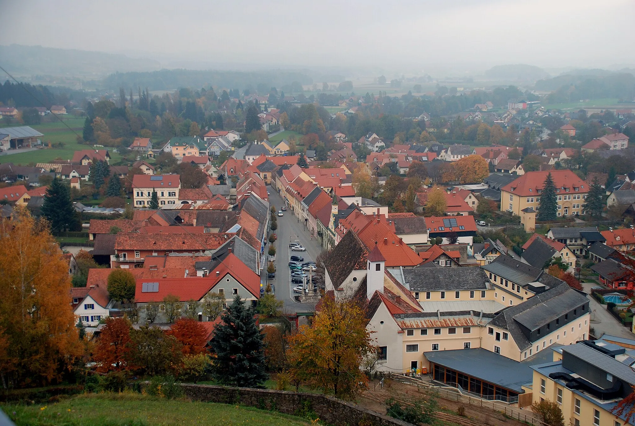 Photo showing: Schwanberg, Steiermark, Österreich, Blick auf die Stadt, im Vordergrund links die Gebäude des ehem Kapuzinerklosters, mittig der dreiecksförmige Hauptplatz