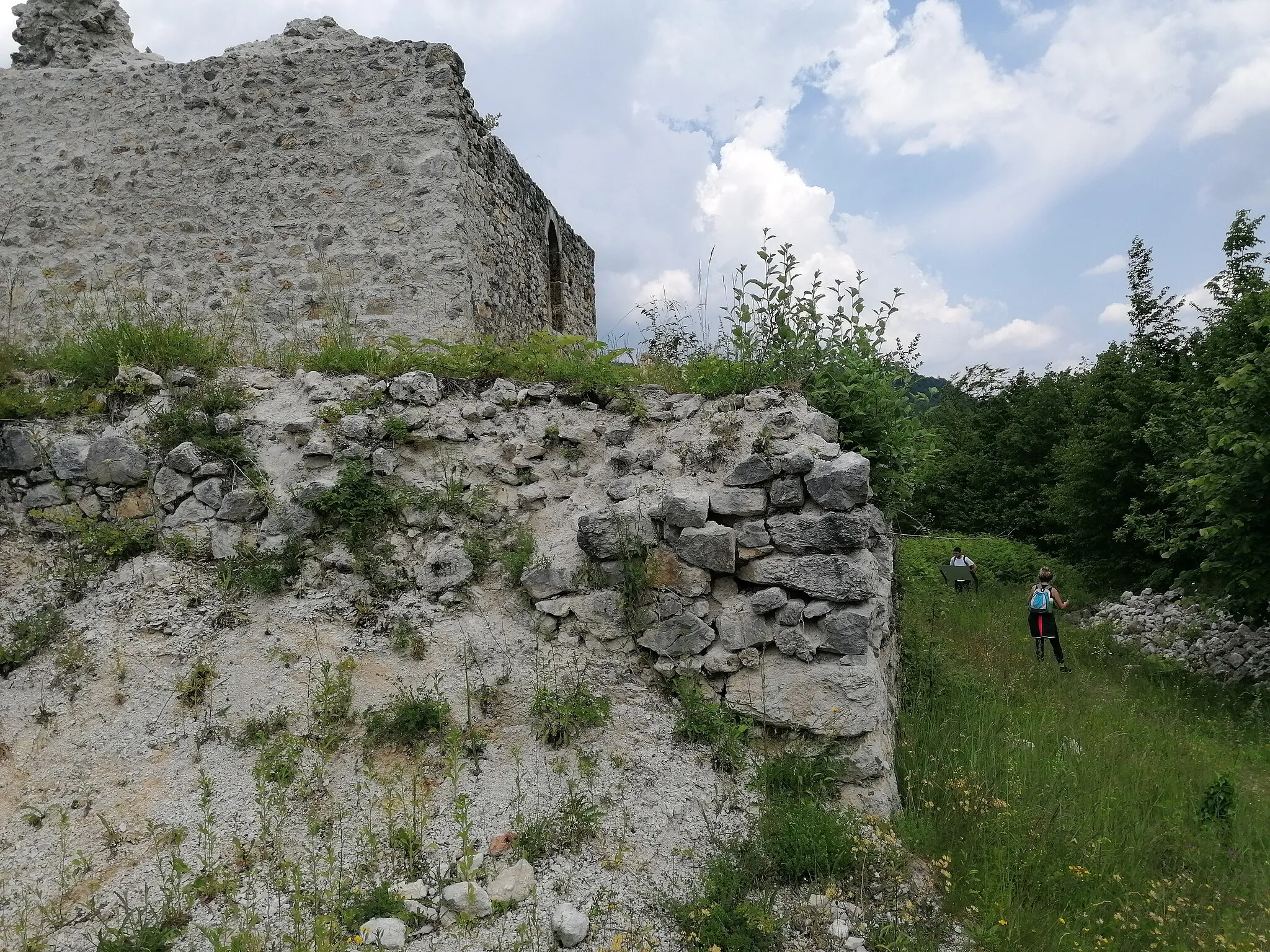 Photo showing: Ostavi starog grada Žumberka u parku prirode Žumberak
