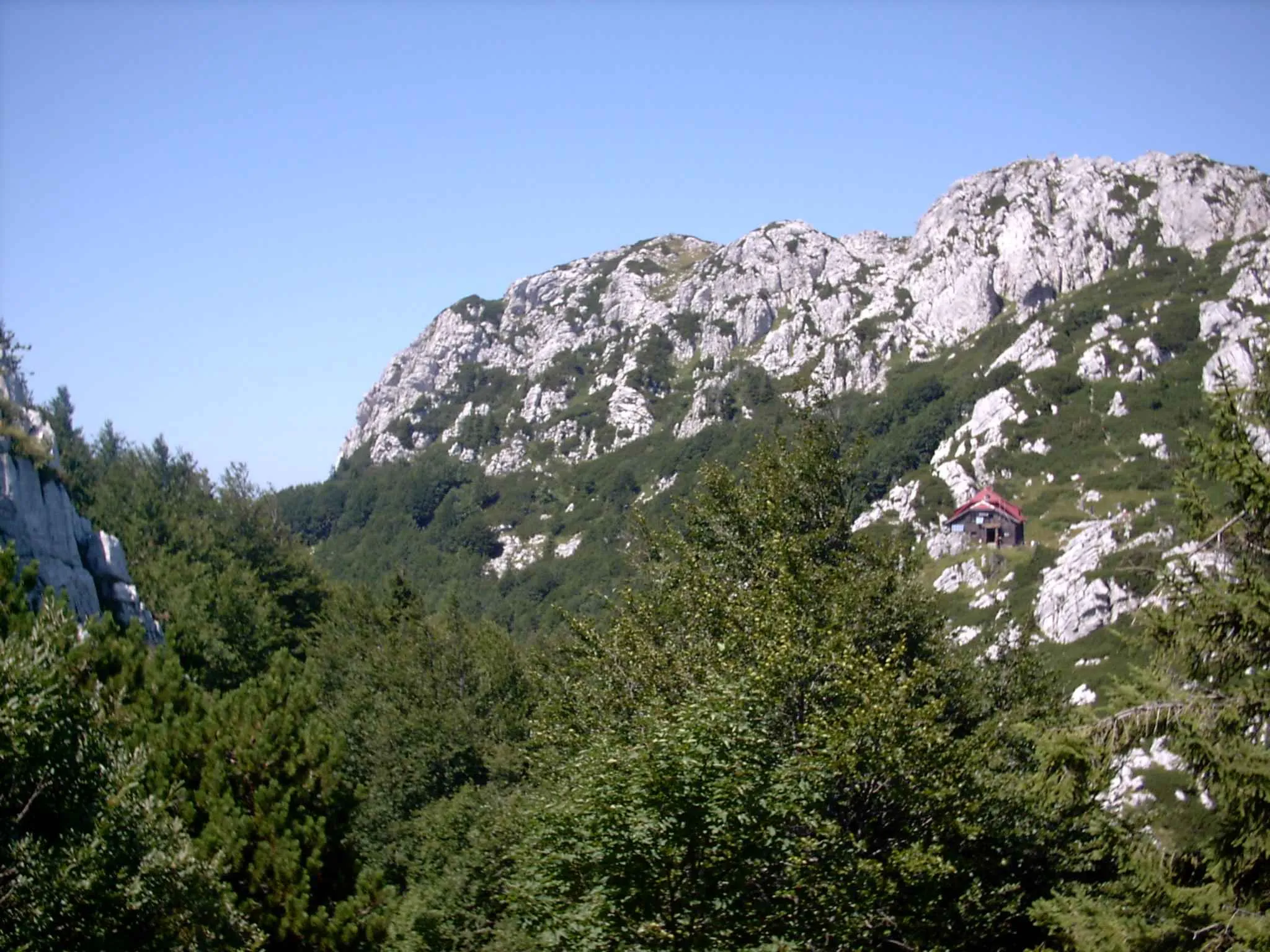 Photo showing: Nationalpark Risnjak – Berghütte unterhalb des Gipfels des Risnjak