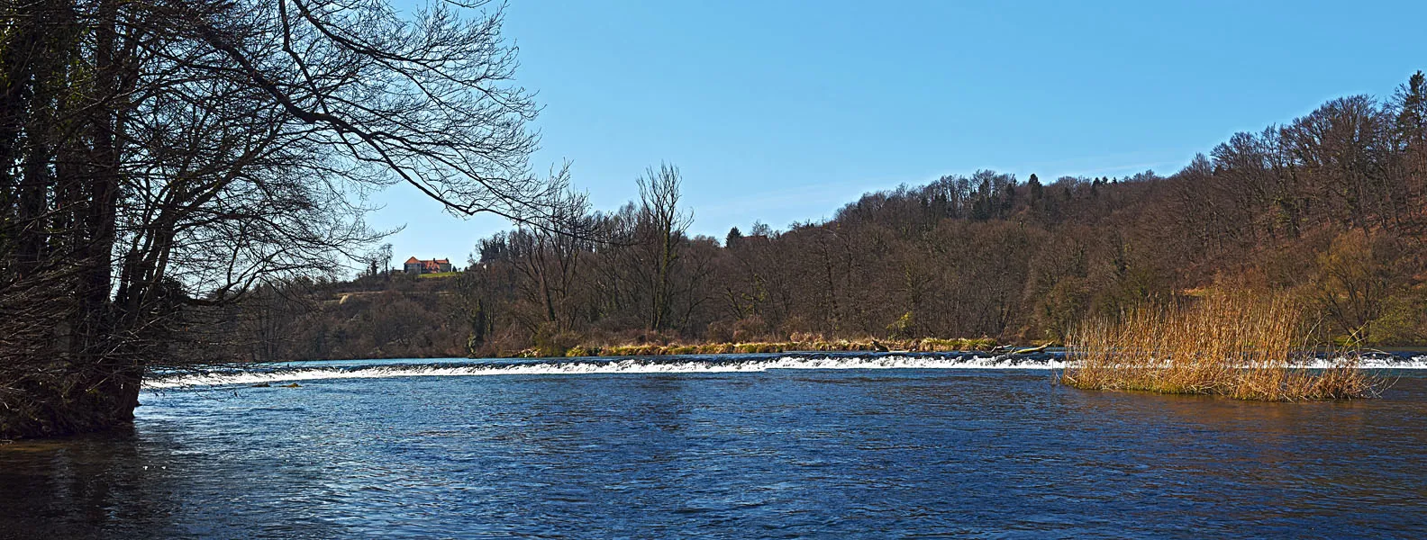 Photo showing: This is the part of the river just above the island with Otočec castle.