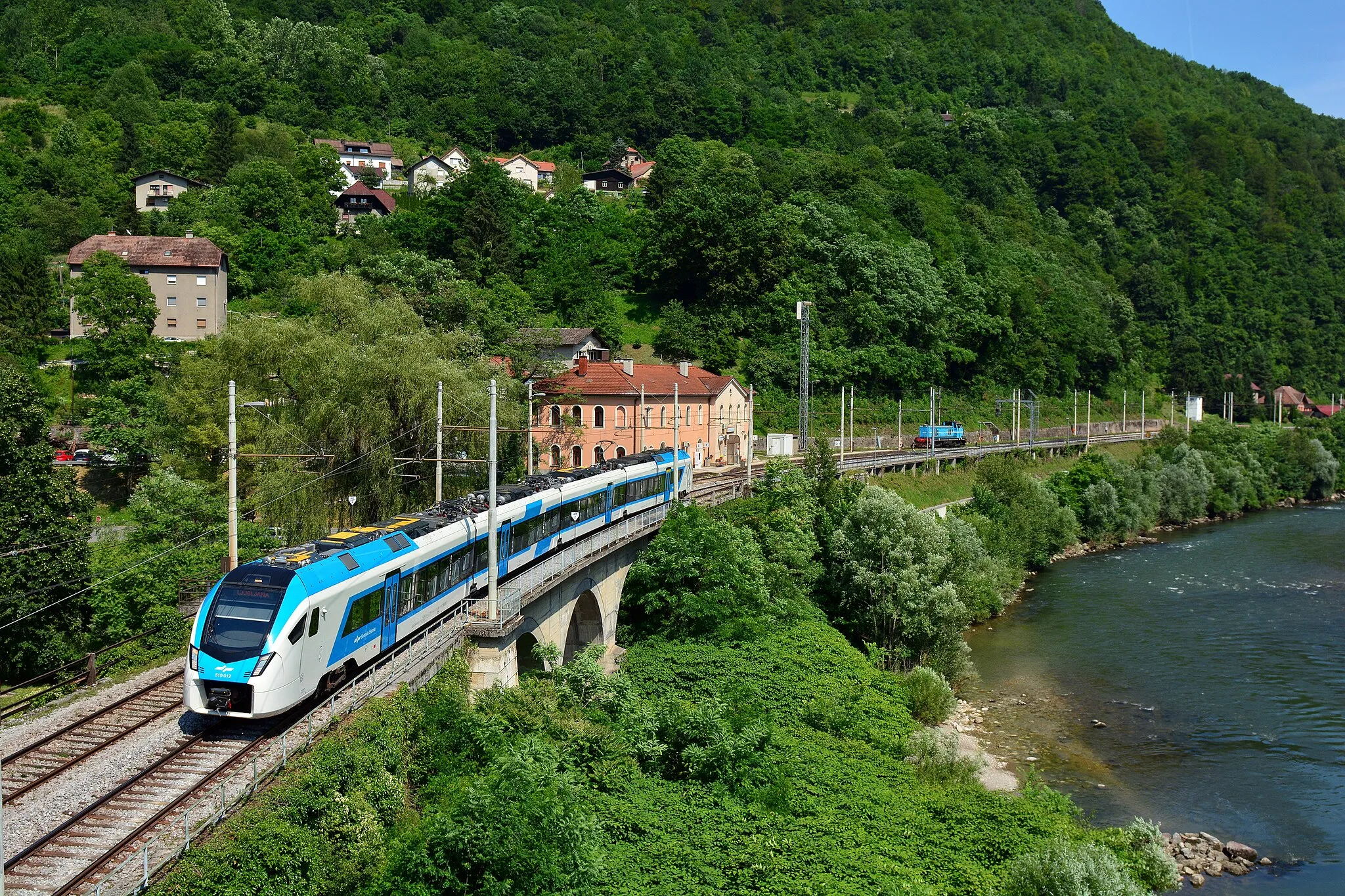 Photo showing: 510 012 (Stadler rail FLIRT 4 type EMU) shortly after departing Hrastnik station, and working on a passenger service to Ljubljana.

photrain.net/photos/photo/16206