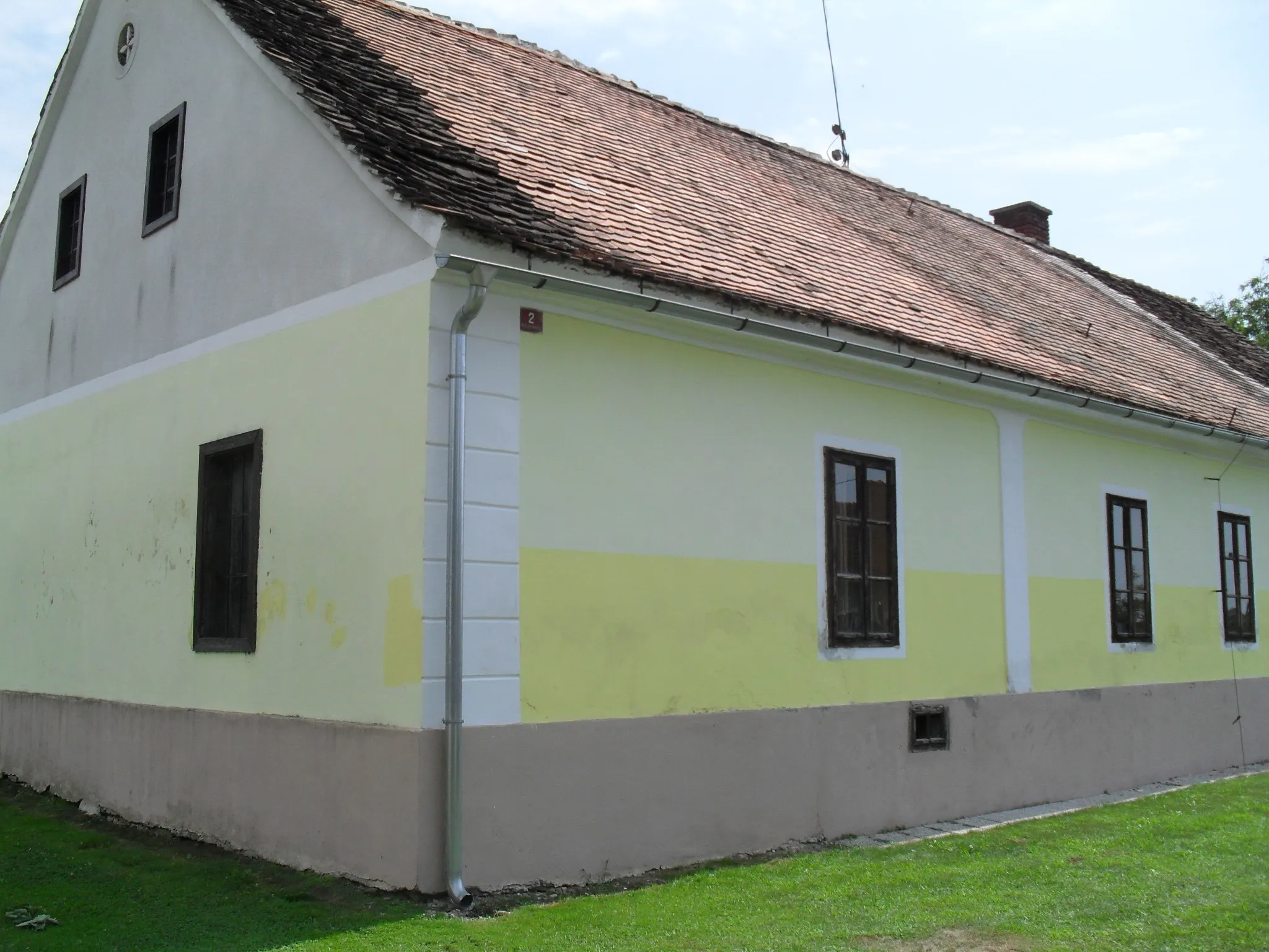 Photo showing: The house of the birth of Prekmurian Slovene writer, poet and journalist Imre Augustich (Imre Augustič) in Murski Petrovci. Some time was the house of mayor in Petrovci.