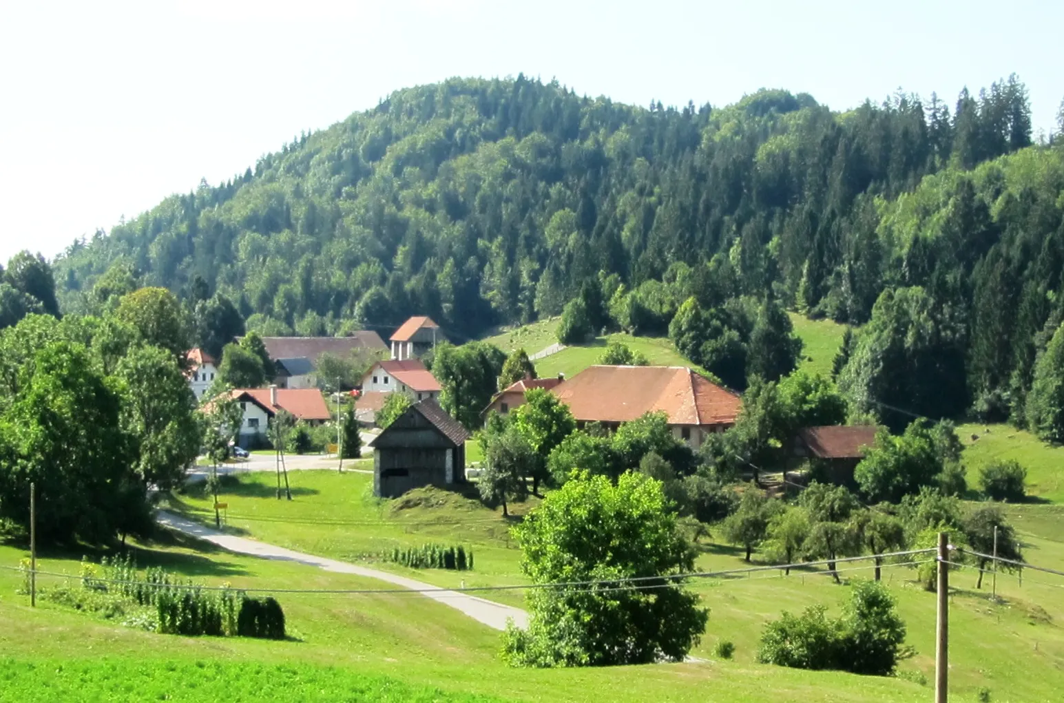 Photo showing: The hamlet of Kurja Vas in Šentjost nad Horjulom,  Municipality of Dobrova–Polhov Gradec, Slovenia
