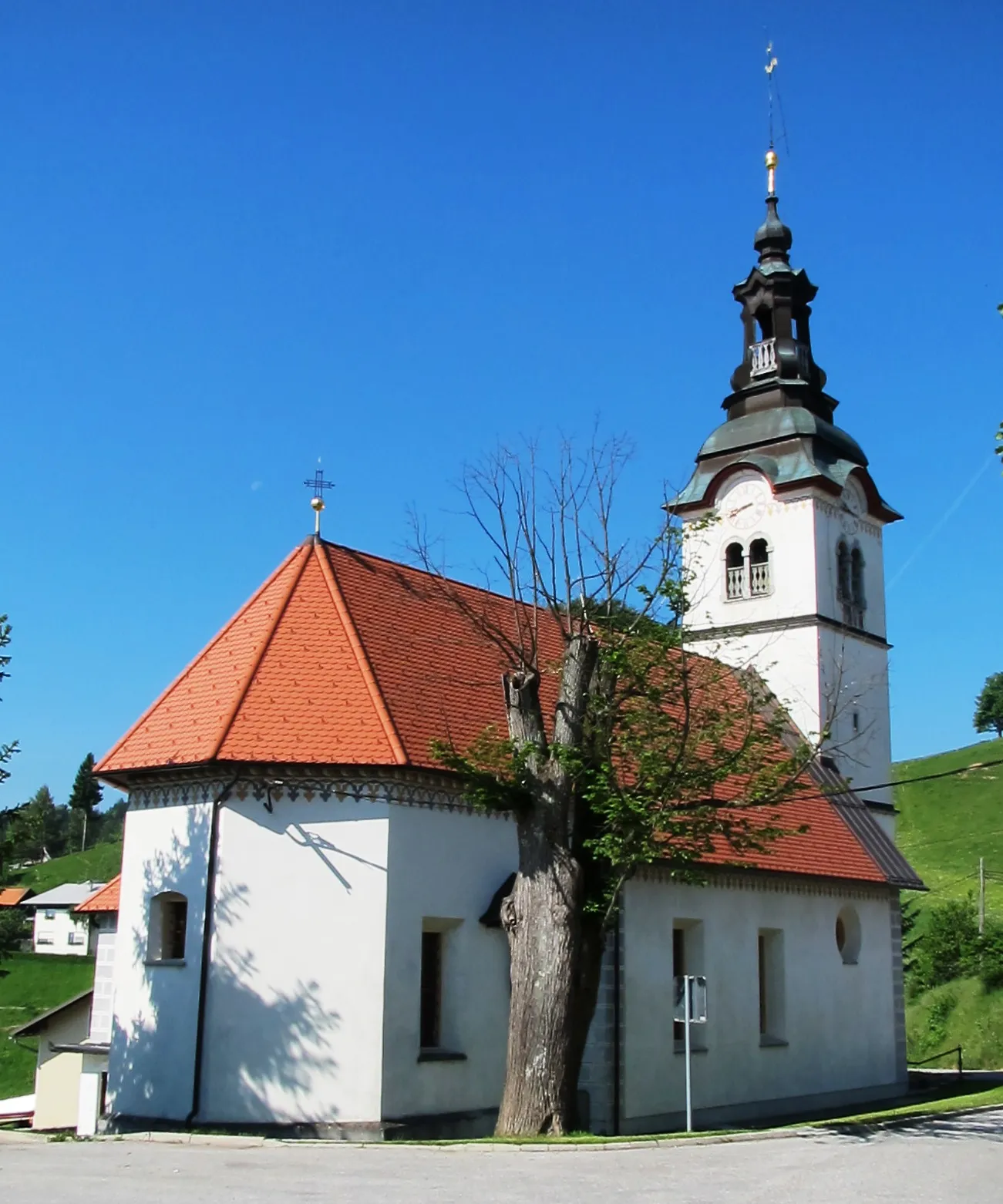 Photo showing: Saint John the Evangelist's Church in Šentjošt nad Horjulom, Municipality of Dobrova–Polhov Gradec, Slovenia