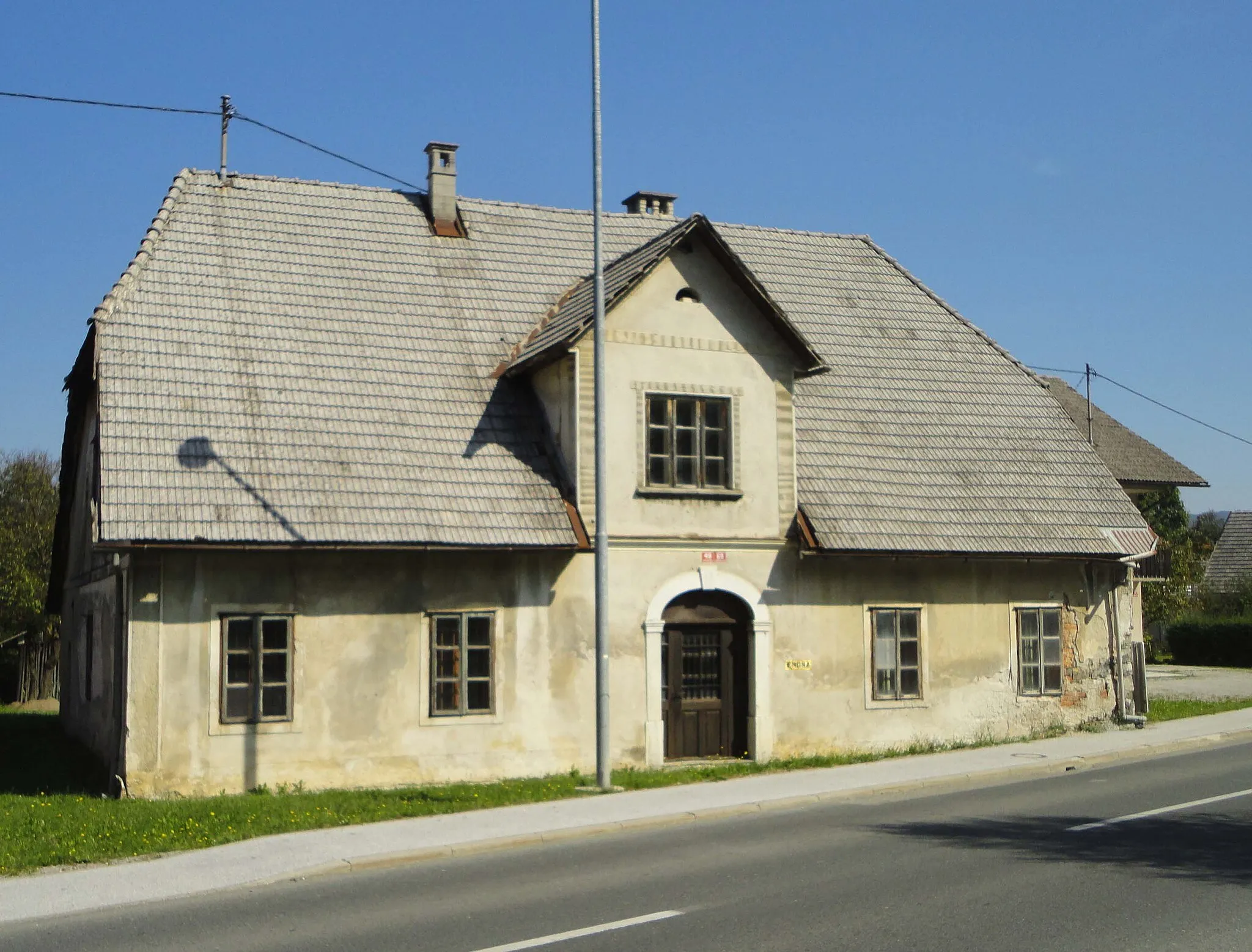 Photo showing: Dolga vas pri Kočevju: kočevarska hiša z napisom "EMONA"