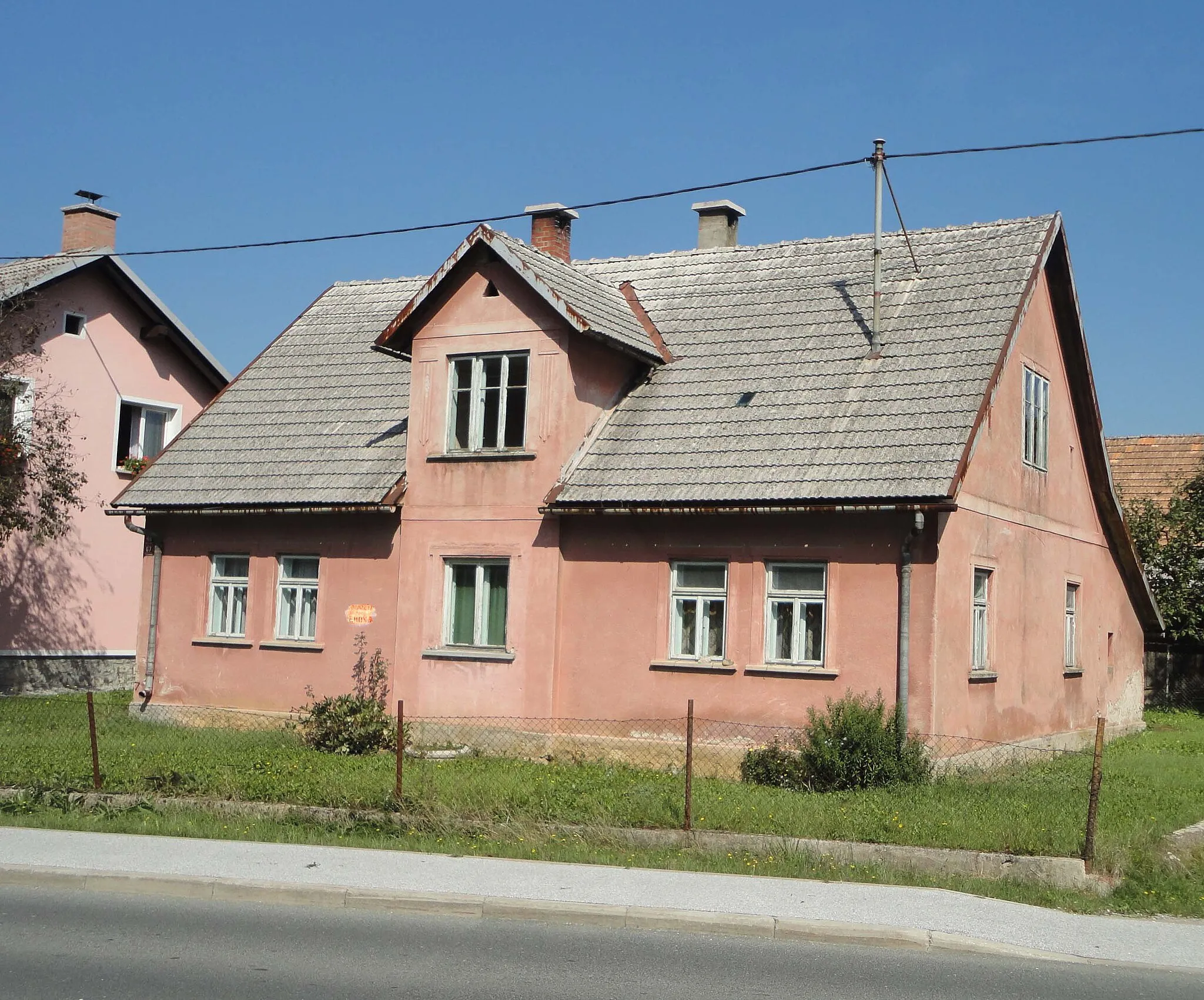 Photo showing: Dolga vas pri Kočevju: kočevarska hiša z napisom "PROPRIETÀ EMONA"