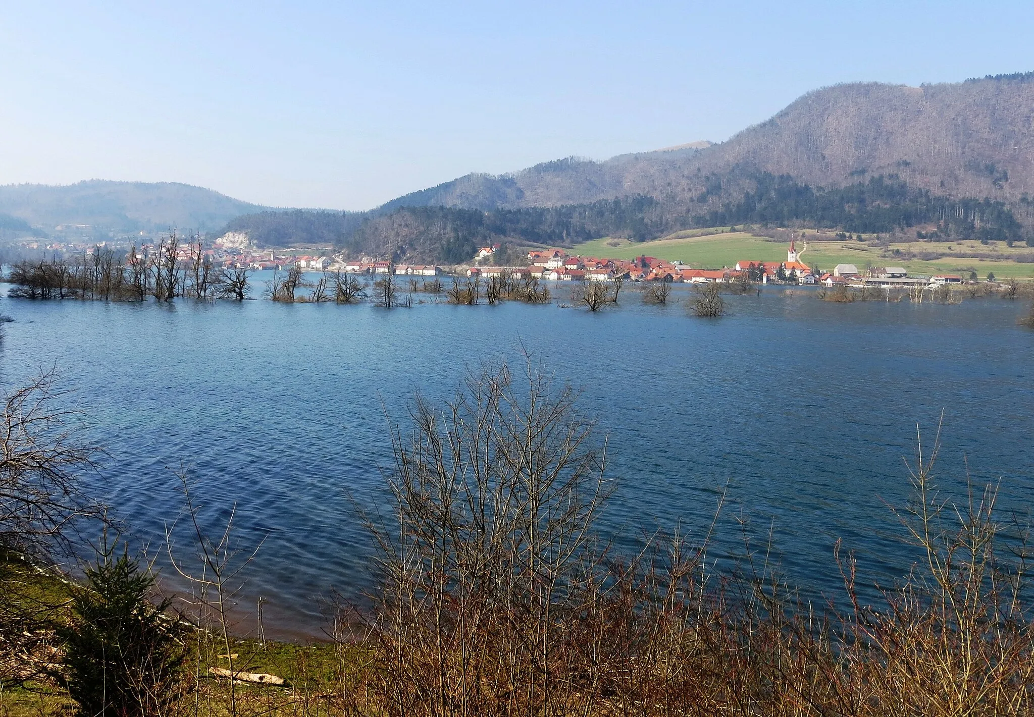 Photo showing: Flooded Planina Plain (Sln. Planinsko polje) in Planina, Municipality of Postojna, Slovenia