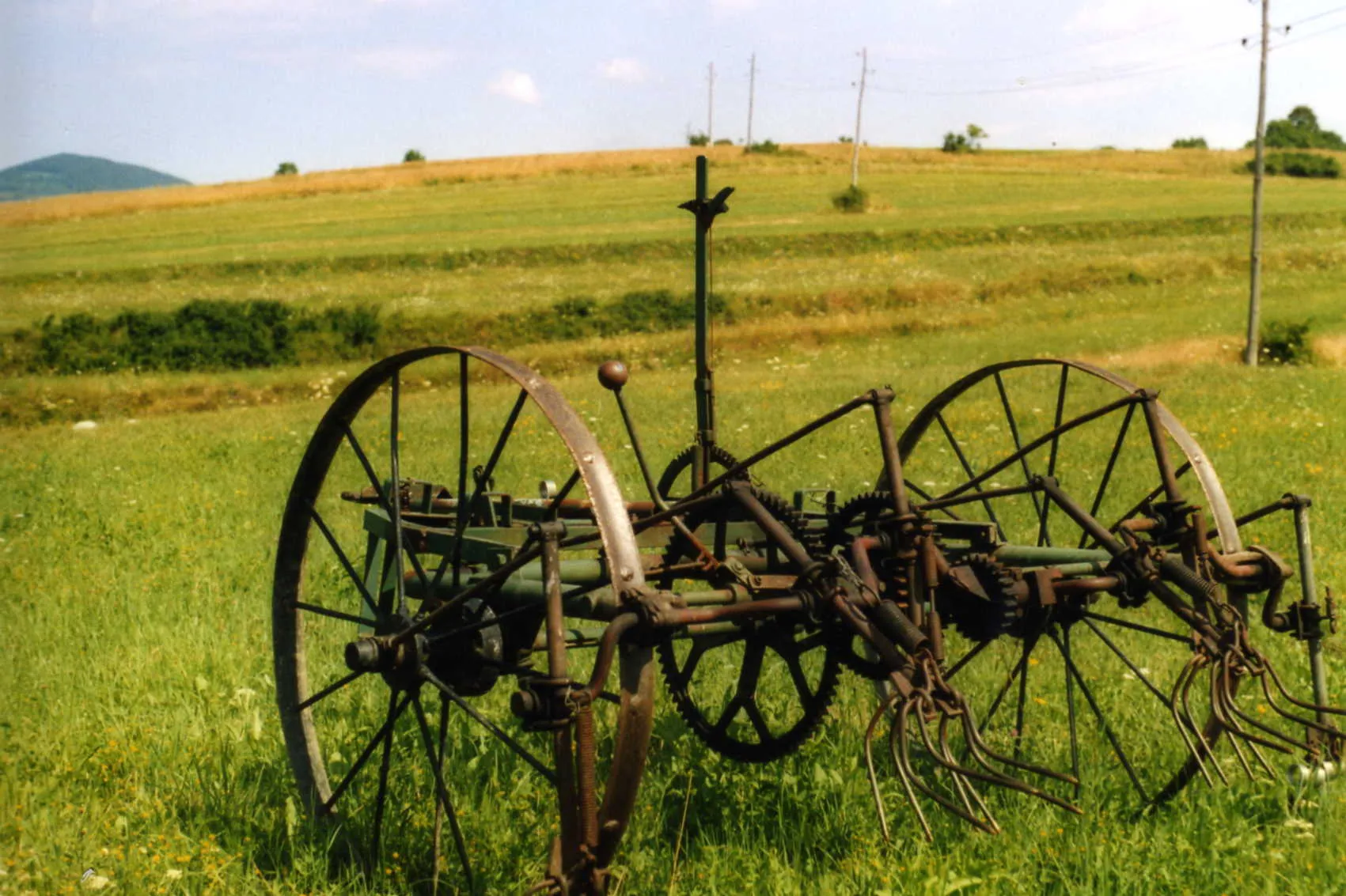 Photo showing: Fork hay tedder near the village of Stari trg (Poljanska valley in the Bela krajina region of Slovenia