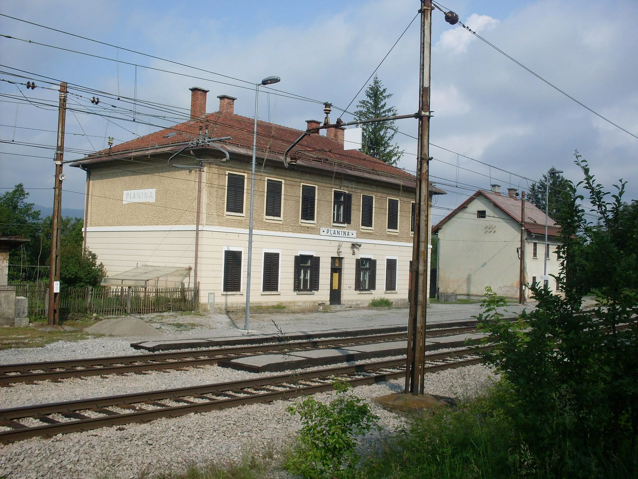Photo showing: Rail halt Planina, actually located in Ravnik, a part of Laze