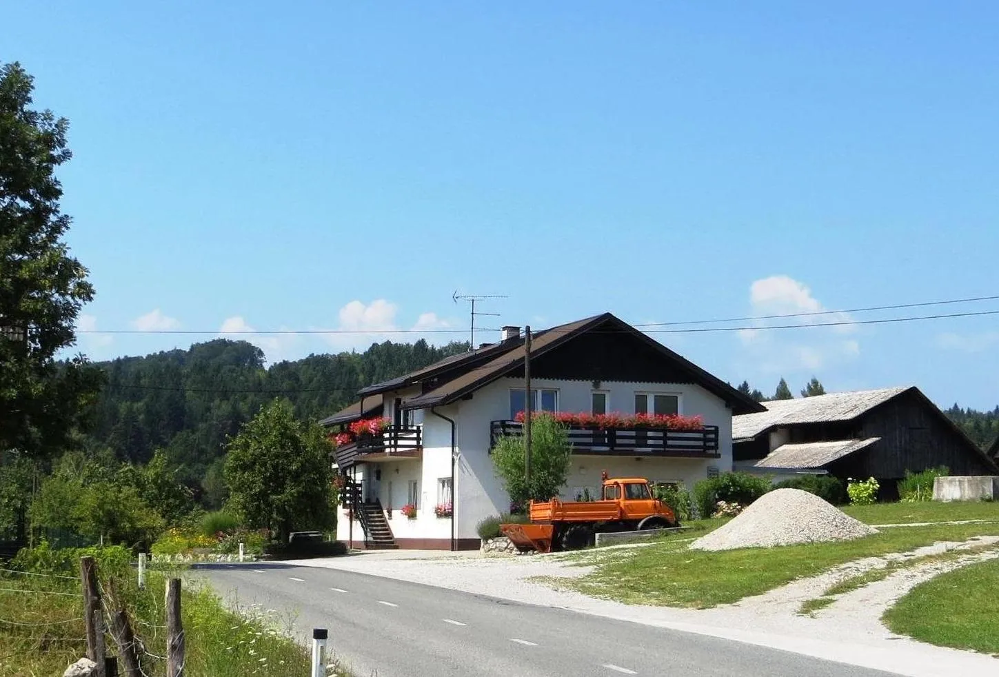 Photo showing: Site of former church in Stari Log, Municipality of Kočevje, Slovenia