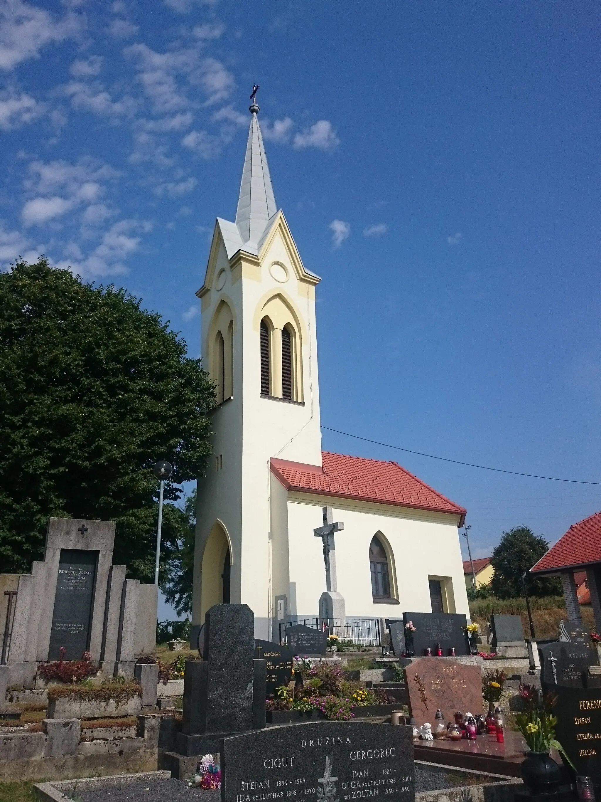 Photo showing: Ecumenical chapel at the cemetery in Vučja Gomila. More info (in Slovenian only).