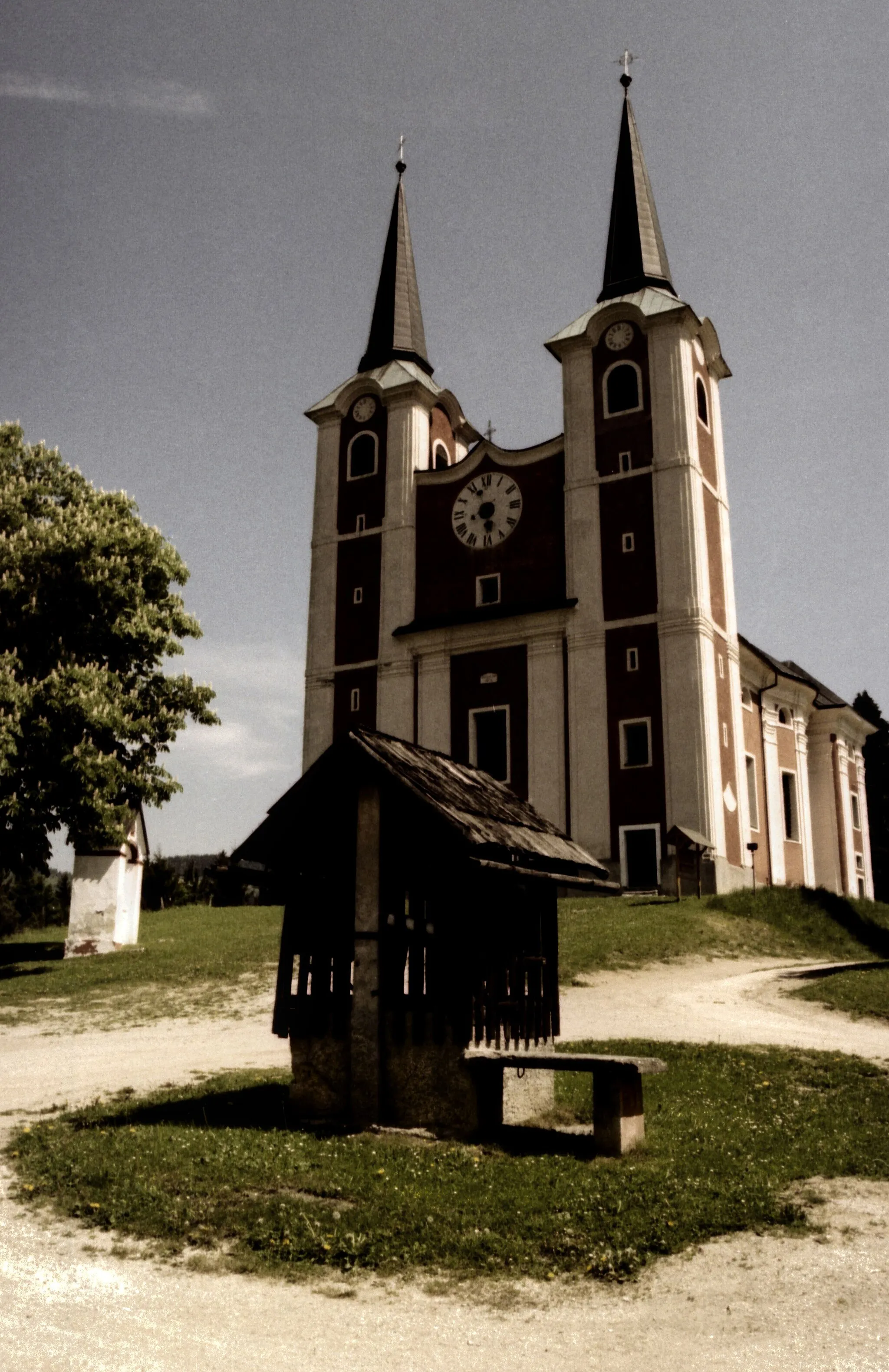 Photo showing: Parish Church of St. Peter on Kronska gora hill - Otiški Vrh, Slovenia