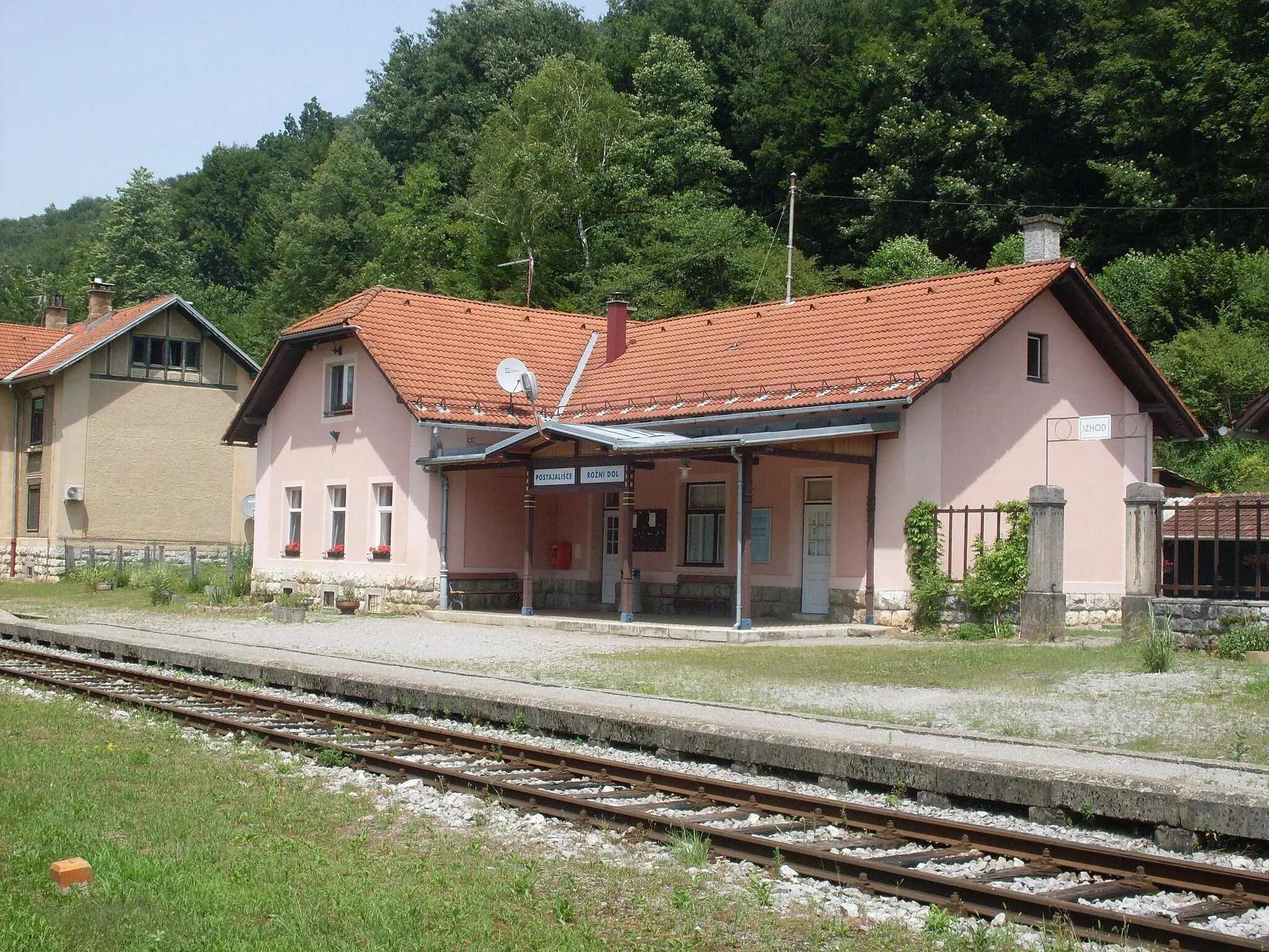 Photo showing: Railway halt in Rožni Dol