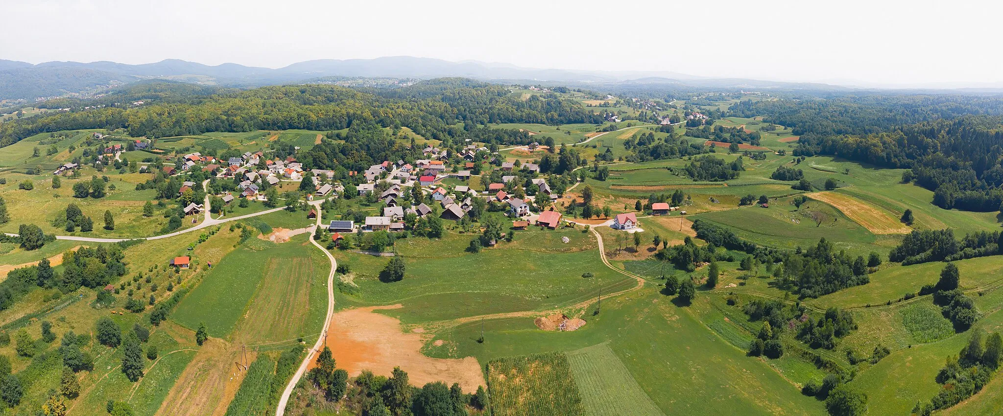 Photo showing: Črešnjevec pri Semiču.
Vrtača, ki se nahaja na sredi vasi Črešnjevec, je v daljni preteklosti predstavljala glavni vir vode in preživetja vaščanov. Ustni viri pravijo, da so ženske že v času Ilirskih provinc nosile vodo iz vrtače na glavah za Napoleonove vojake, ki so hodili po teh krajih. Vodo iz treh studencev so uporabljali približno do leta 1900, ko so se začeli pojavljati prvi vodnjaki. Vodni viri so bili leta 2012 obnovljeni.

V vasi je od septembra 1944 do aprila 1945 delovala partizanska evakuacijska bolnišnica Topolovec, v katero je bila vključena cela vas. Sprejemala je težke ranjence, ki so bili ranjeni v bojih z okupatorjem v raznih krajih Slovenije, in jih preko partizanskih letališč na Otok in Krasinec evakuirala v zavezniške bolnišnice v Italijo.