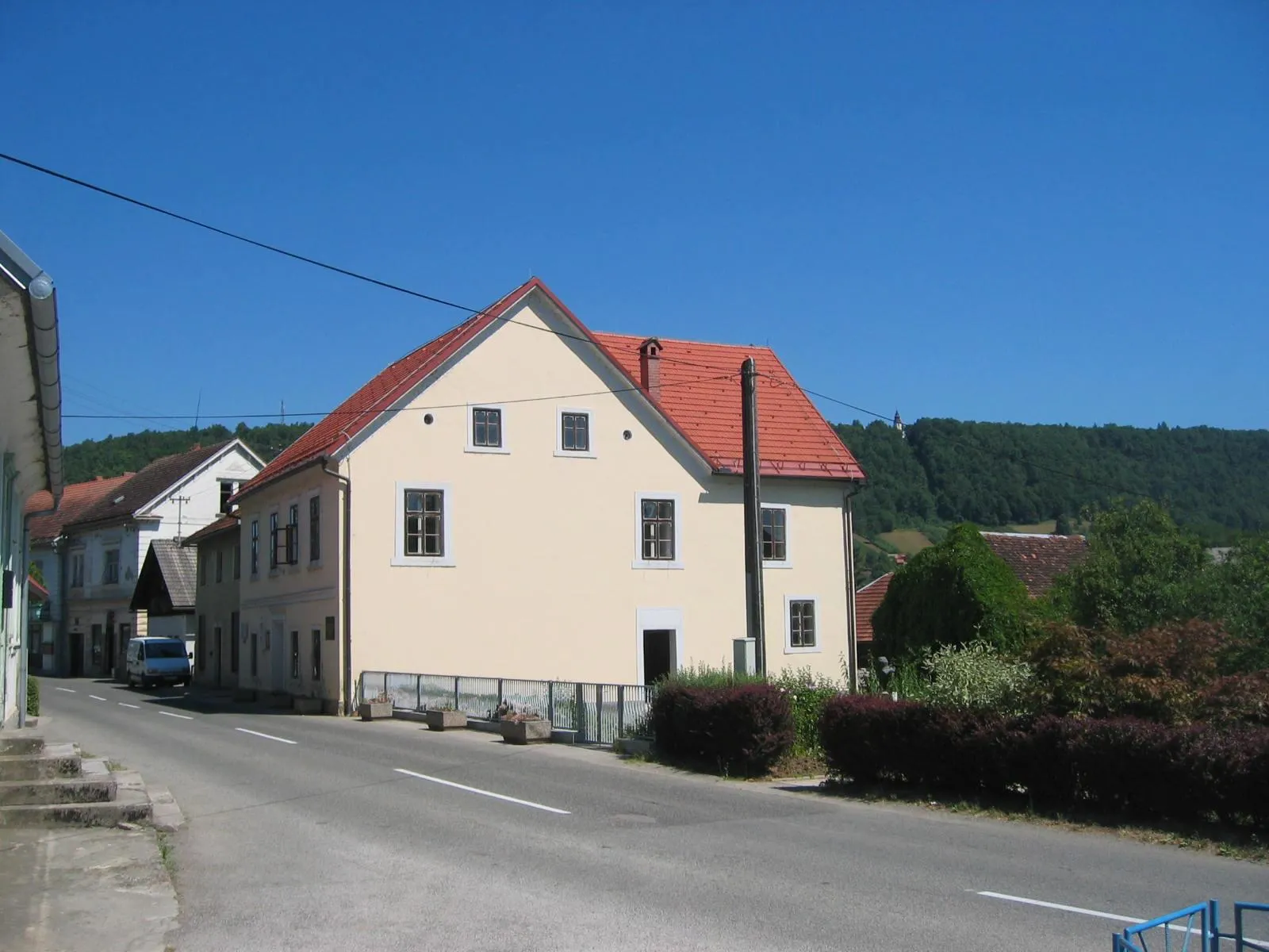 Photo showing: Birth-house of slovenian poet Oton Župančič in Vinica, Slovenia.

photo:Ziga 20:57, 18 August 2006 (UTC)