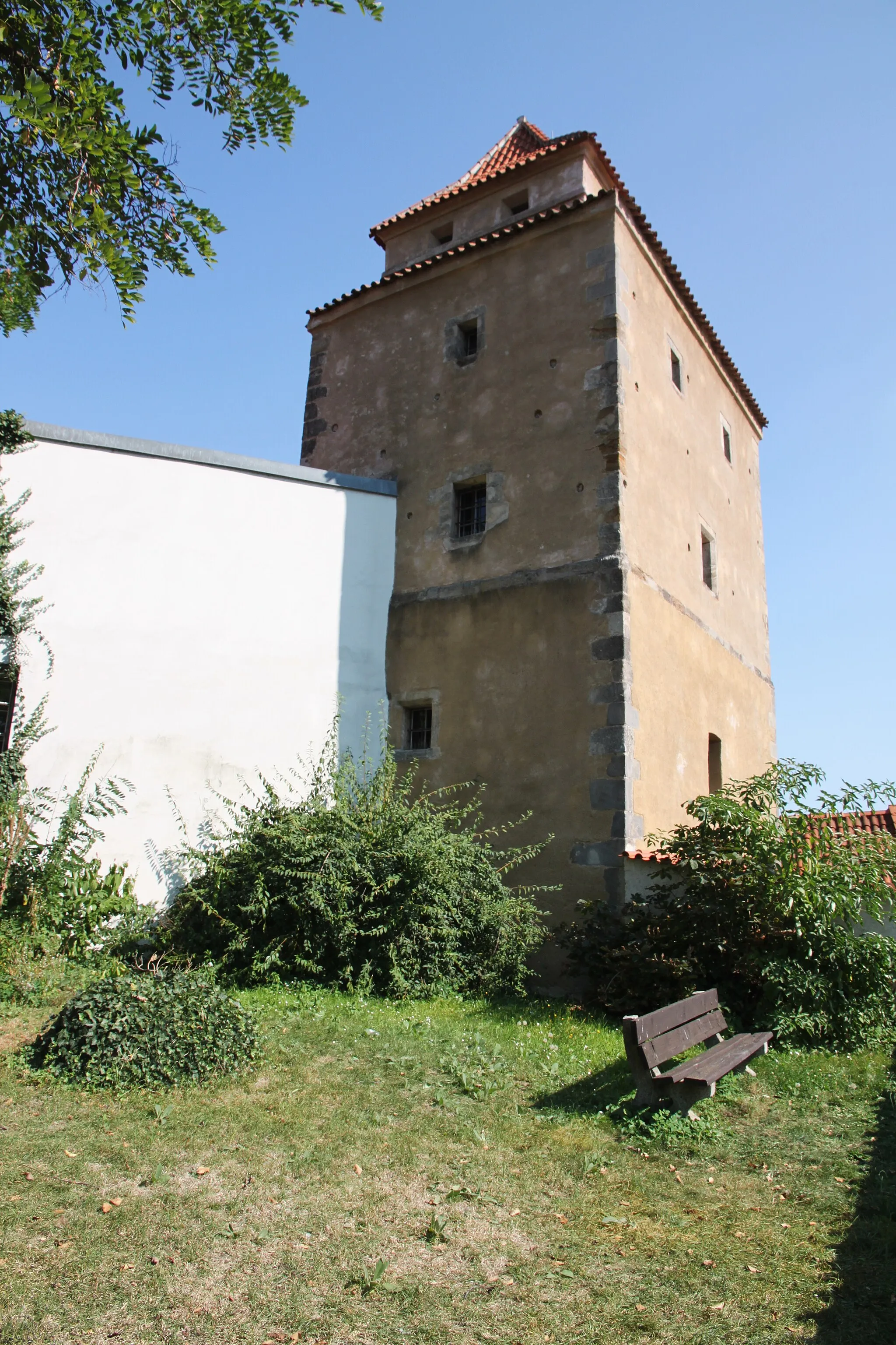 Photo showing: Iron Maiden Tower (Spielhaybl) - view from the Bishop's Garden in České Budějovice in September 2020, Czechia.