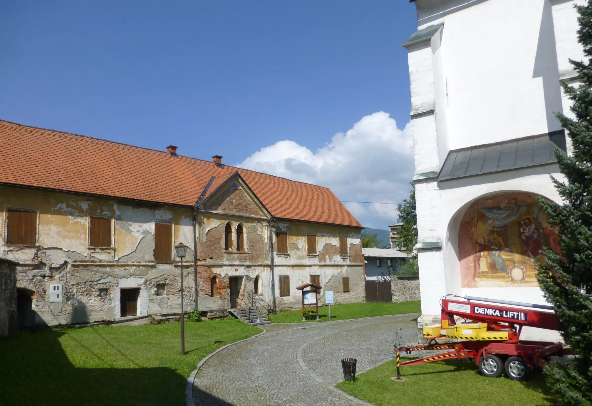 Photo showing: South-west side of the Church of Ruše, fresco. Mansion in the west.