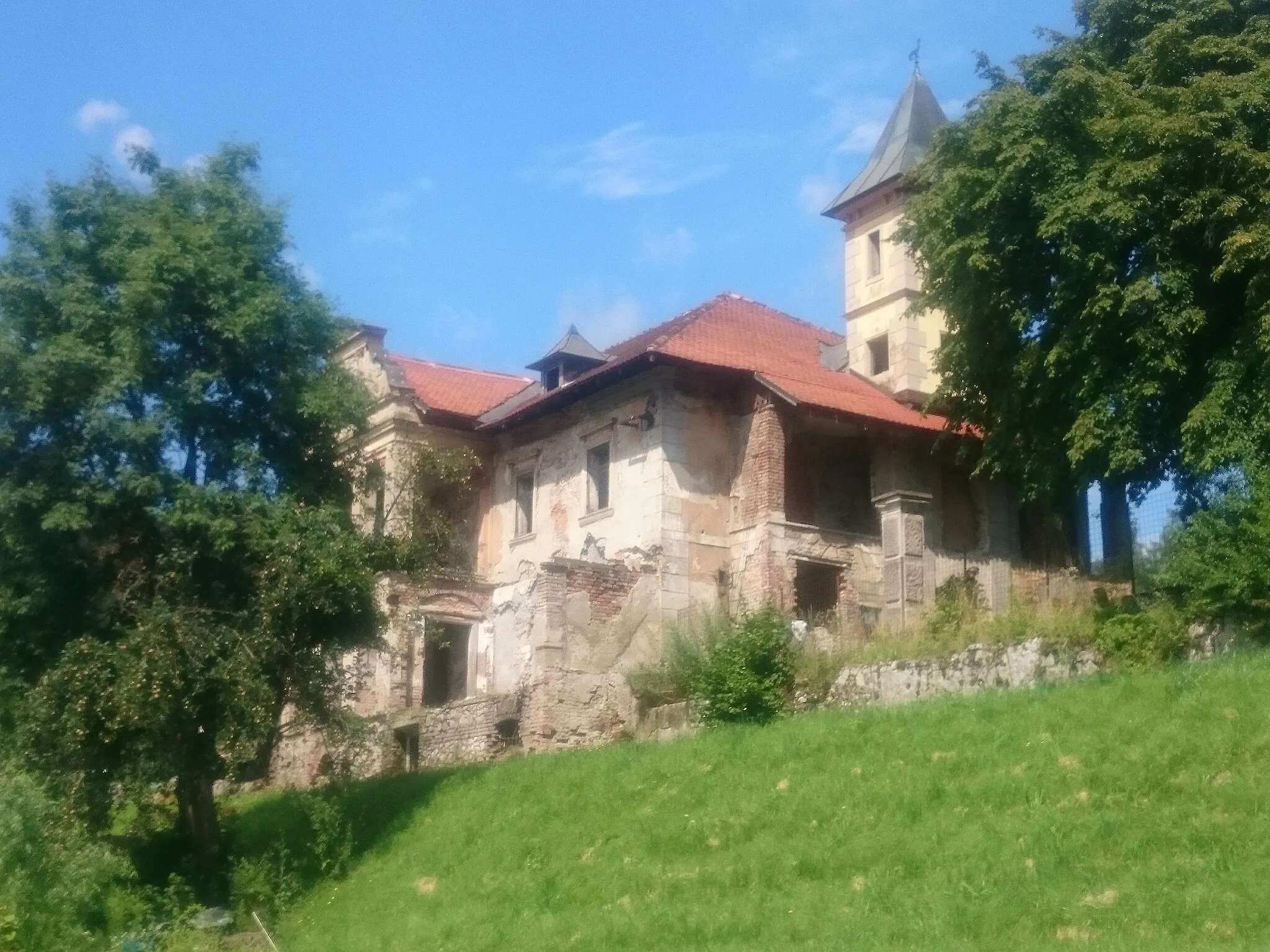 Photo showing: Javornik Manor in Ravne na Koroškem. More info: [3] and http://www.kleindenkmaeler.at/detajl/schloss_javornik[] (the second one in Slovenian only).