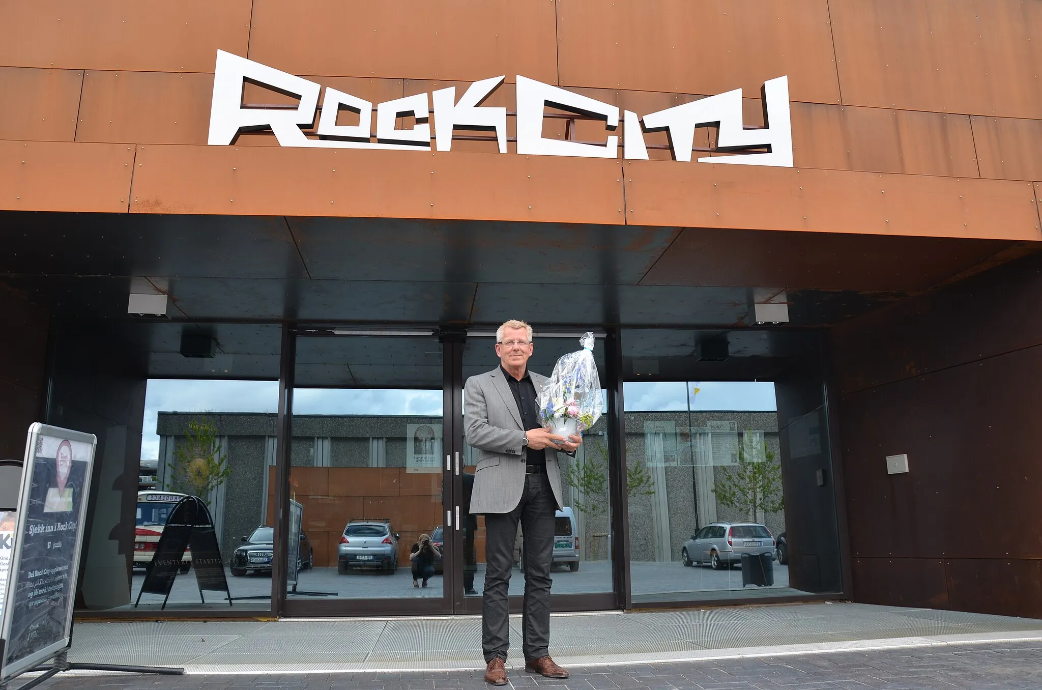 Photo showing: Morten Stene outside Rock City in Namsos, Norway