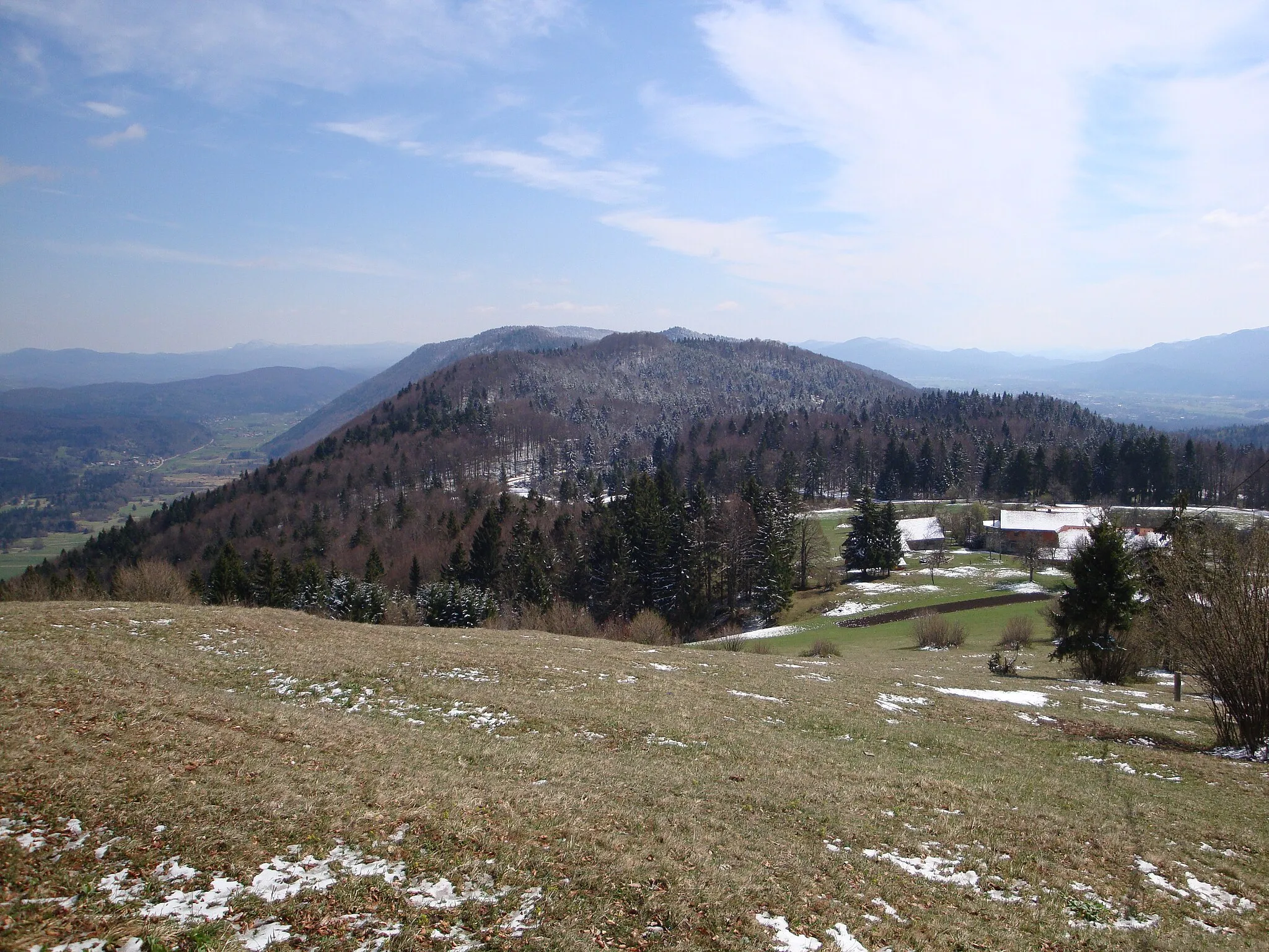 Photo showing: Pogled od doma na Grmadi po Mali gori