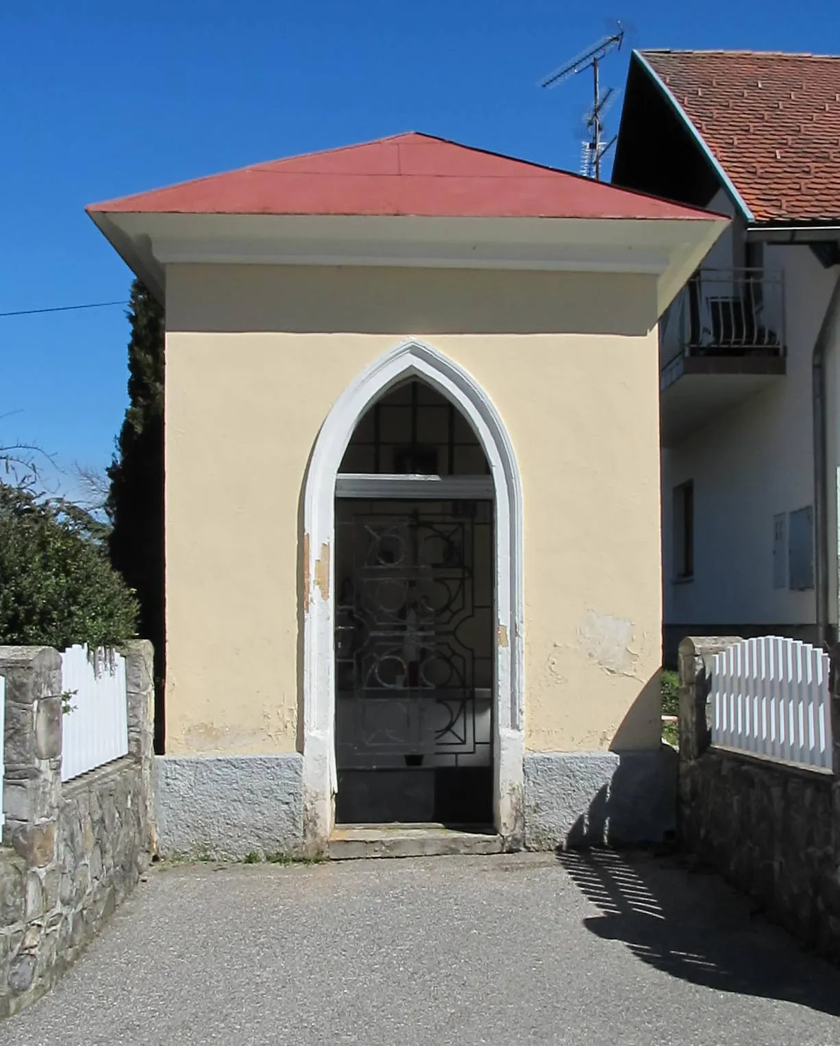 Photo showing: Mala Gora, Municipality of Kočevje, Slovenia. Maucharsch Chapel-Shrine (Germ. Maucharsch Kapelle)