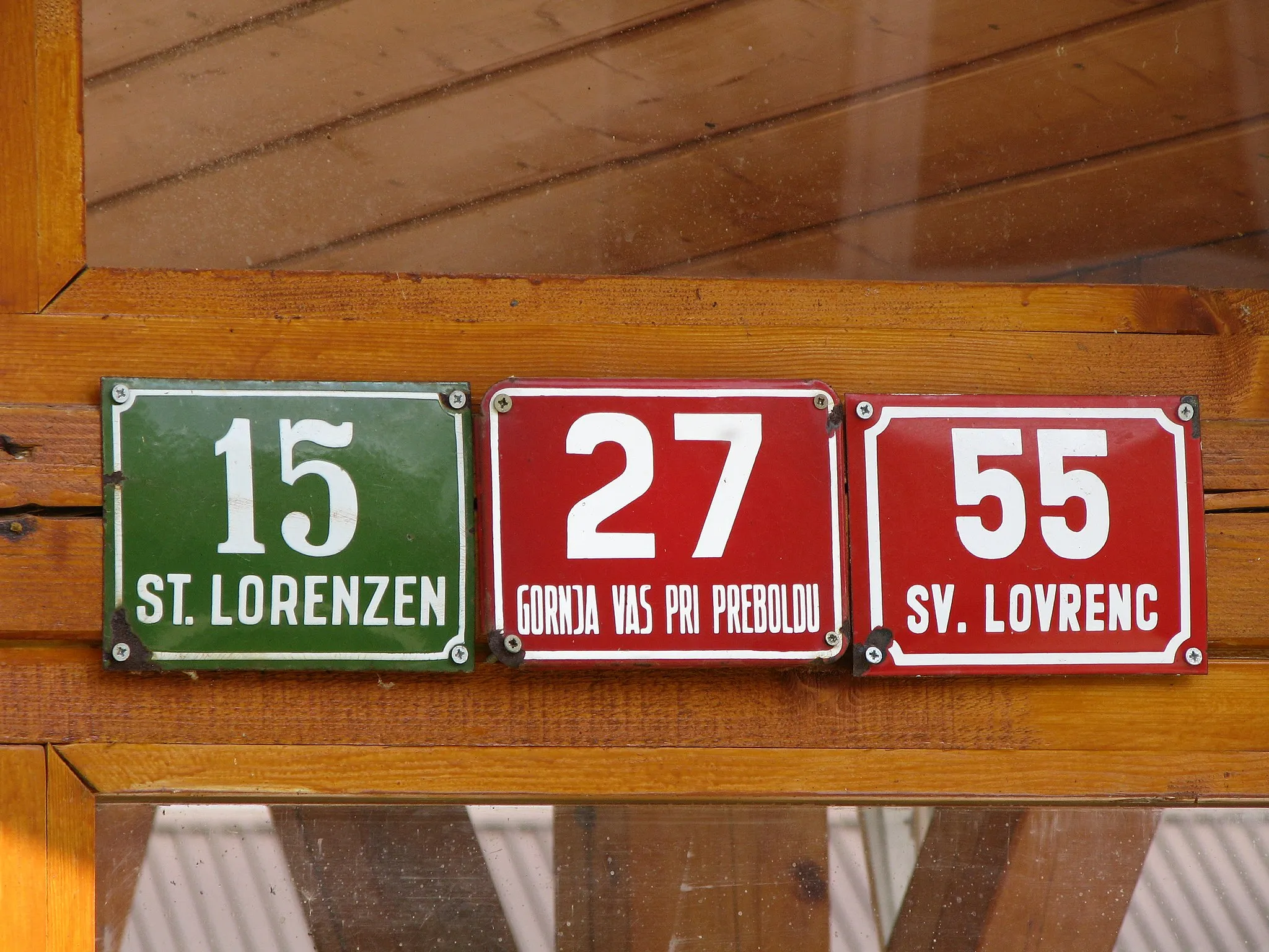 Photo showing: Nekdanji in sedanja hišne številke v vasi Sveti Lovrenc.