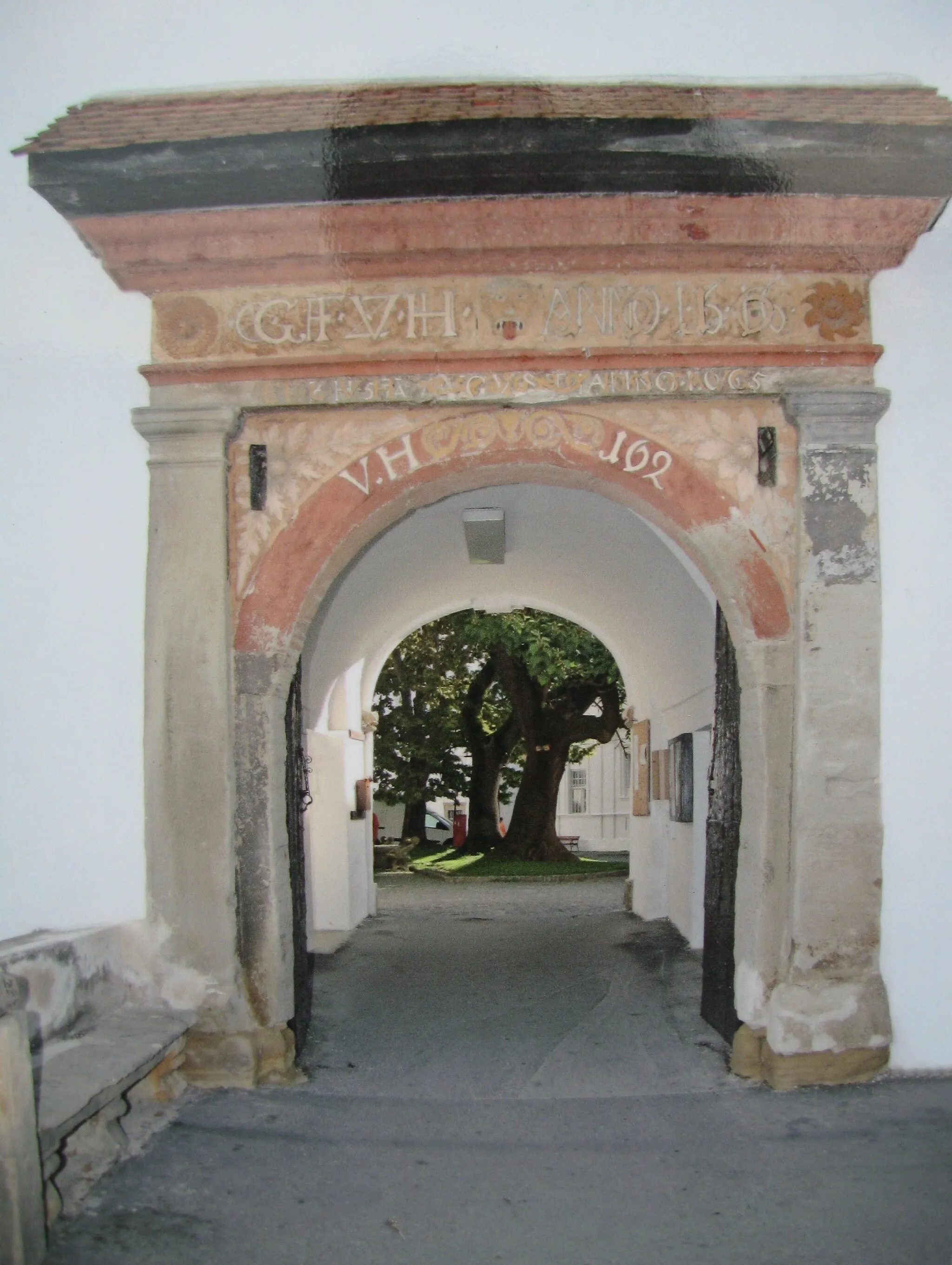 Photo showing: Renaissance entry web portal in castle Hrastovec.