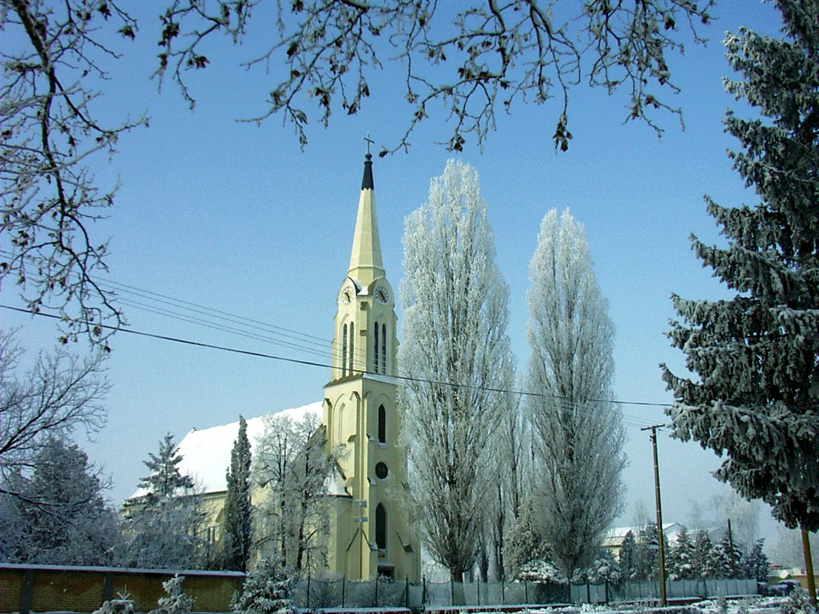 Photo showing: Church in winter in Mužlja on 31 January 2004 with rimes on poplars