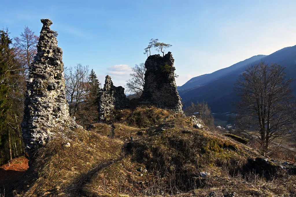 Photo showing: After the earthquake and fire the double palace of this castle was completely ruined.