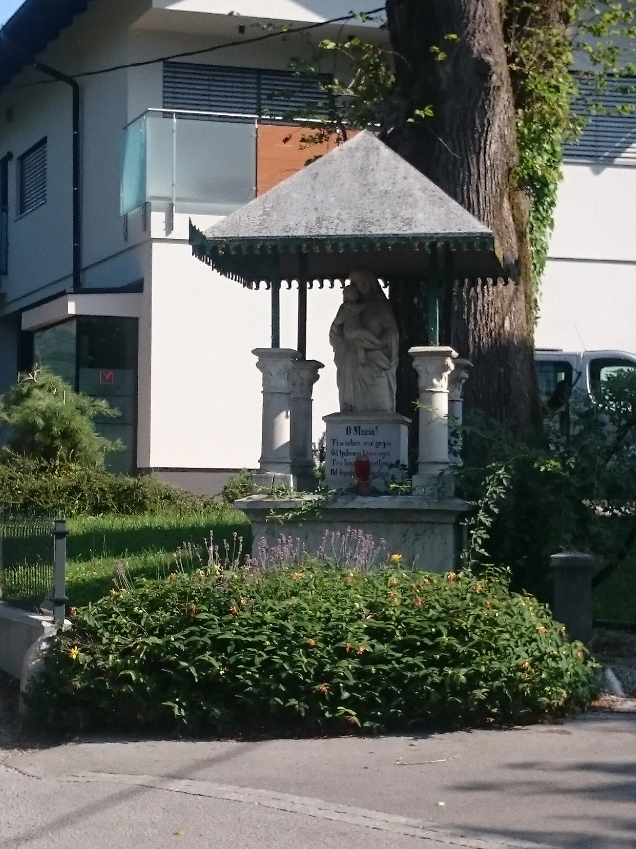 Photo showing: St. Mary's column shrine in Kamna Gorica (now a part of Ljubljana), carved by the Vodnik's stonemasonry workshop, probably prior to WW1. [zupnija-lj-podutik.rkc.si/stara/znamenja_v_zupniji.htm More info] (in Slovenian only).