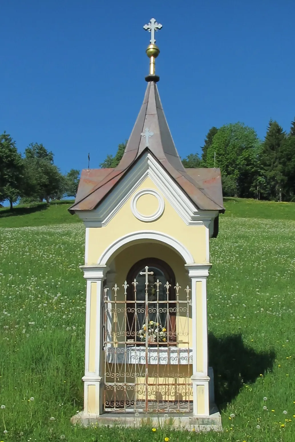 Photo showing: A chapel-shrine in Šentjošt nad Horjulom, Municipality of Dobrova–Polhov Gradec, Slovenia