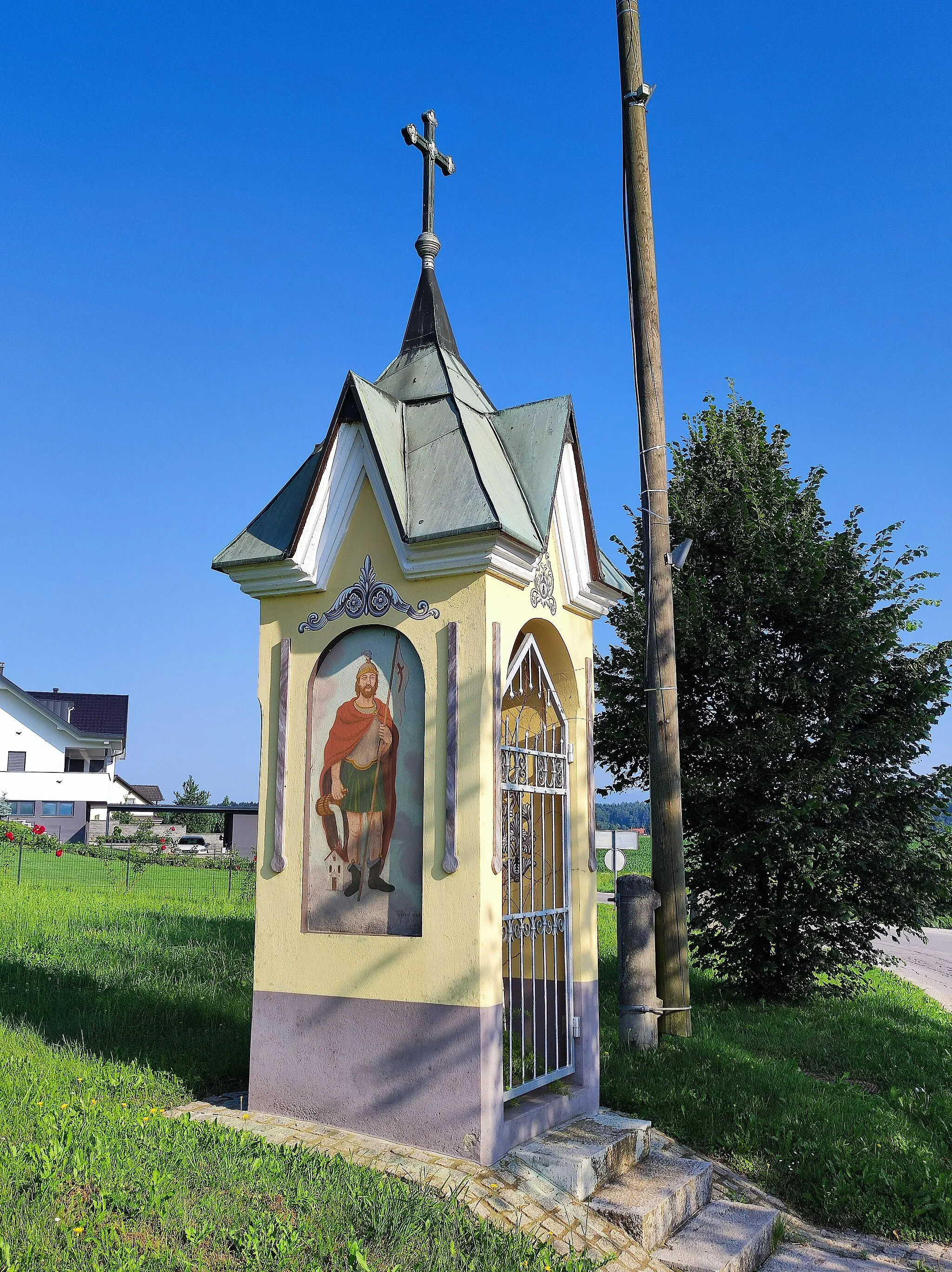 Photo showing: Chapel shrine at the northern edge of Repnje.