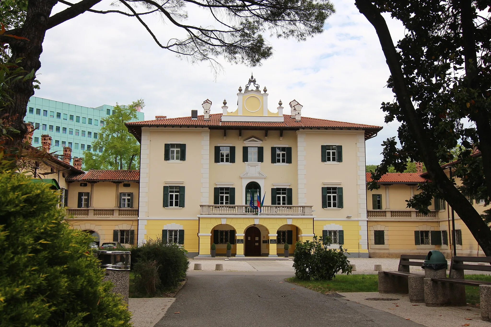 Photo showing: The Coronini mansion, named after the Coronini family, was built in the 17th century, later rebuilt and renovated several times. Today it is the seat of the municipality of Šempeter-Vrtojba.