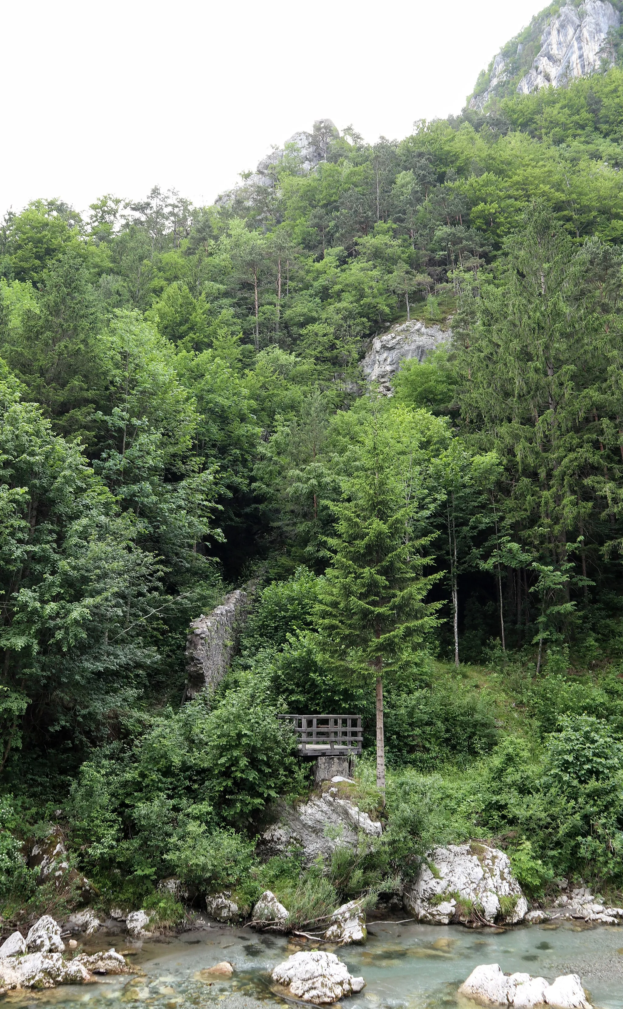 Photo showing: Türkenschanze bei Bad Eisenkappel: Sperrmauer, darüber westliche Bastion