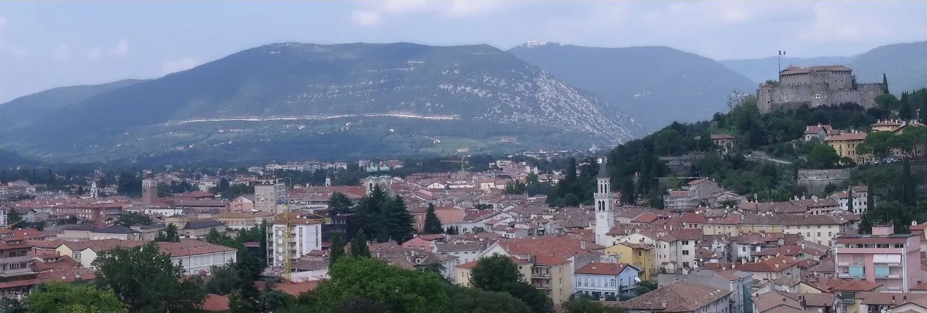 Photo showing: Sabotin (Monte Sabotino) viewed from Gorizia (cropped from original panorama picture)